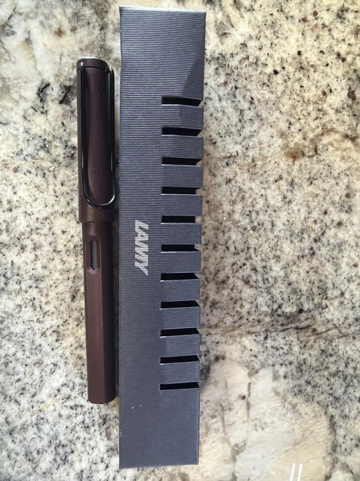 LAMY Safari Umbra Fountain Pen with Ergonomic Grip & Polished Steel Nib in Size F, Includes LAMY T 10 Blue Cartridge customer photo 1