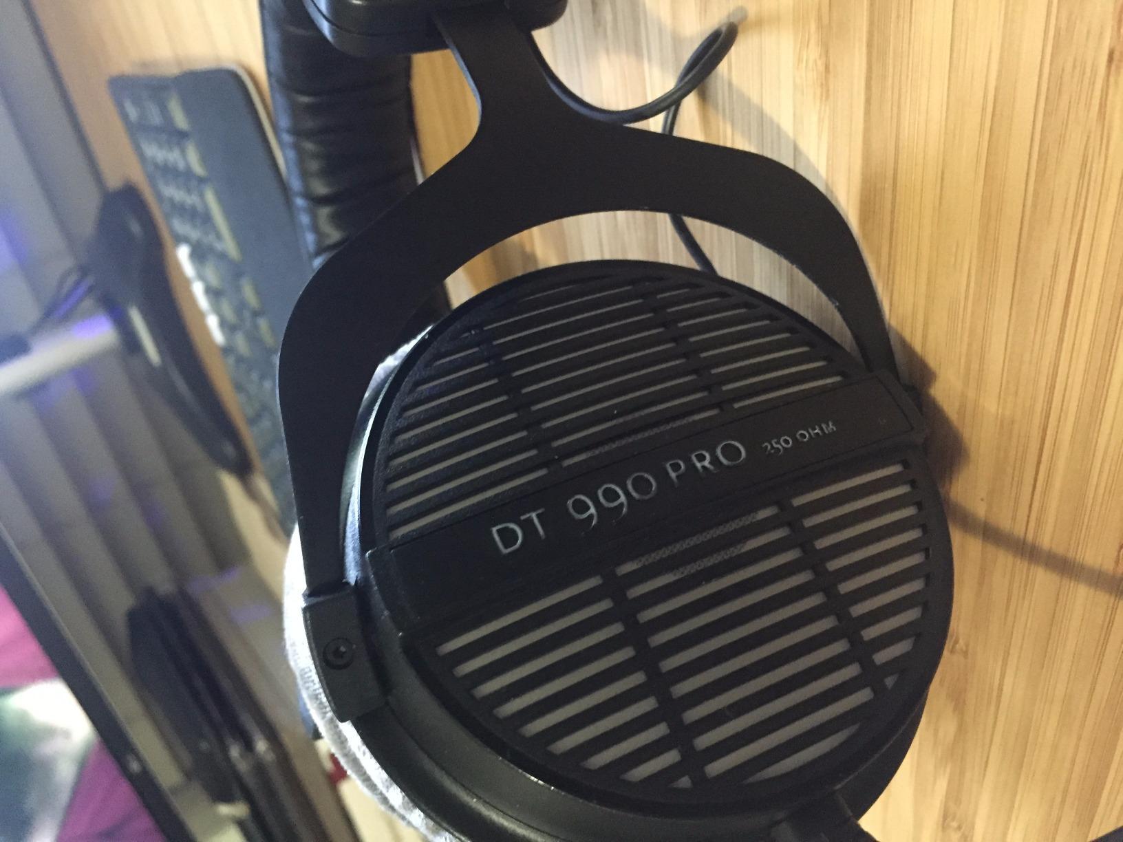 beyerdynamic DT 990 PRO, 250 Ohm, Open Back, Over Ear, Wired Headphones, 3m Coiled Cable, Black with Grey Velour Ear Pads customer photo 2
