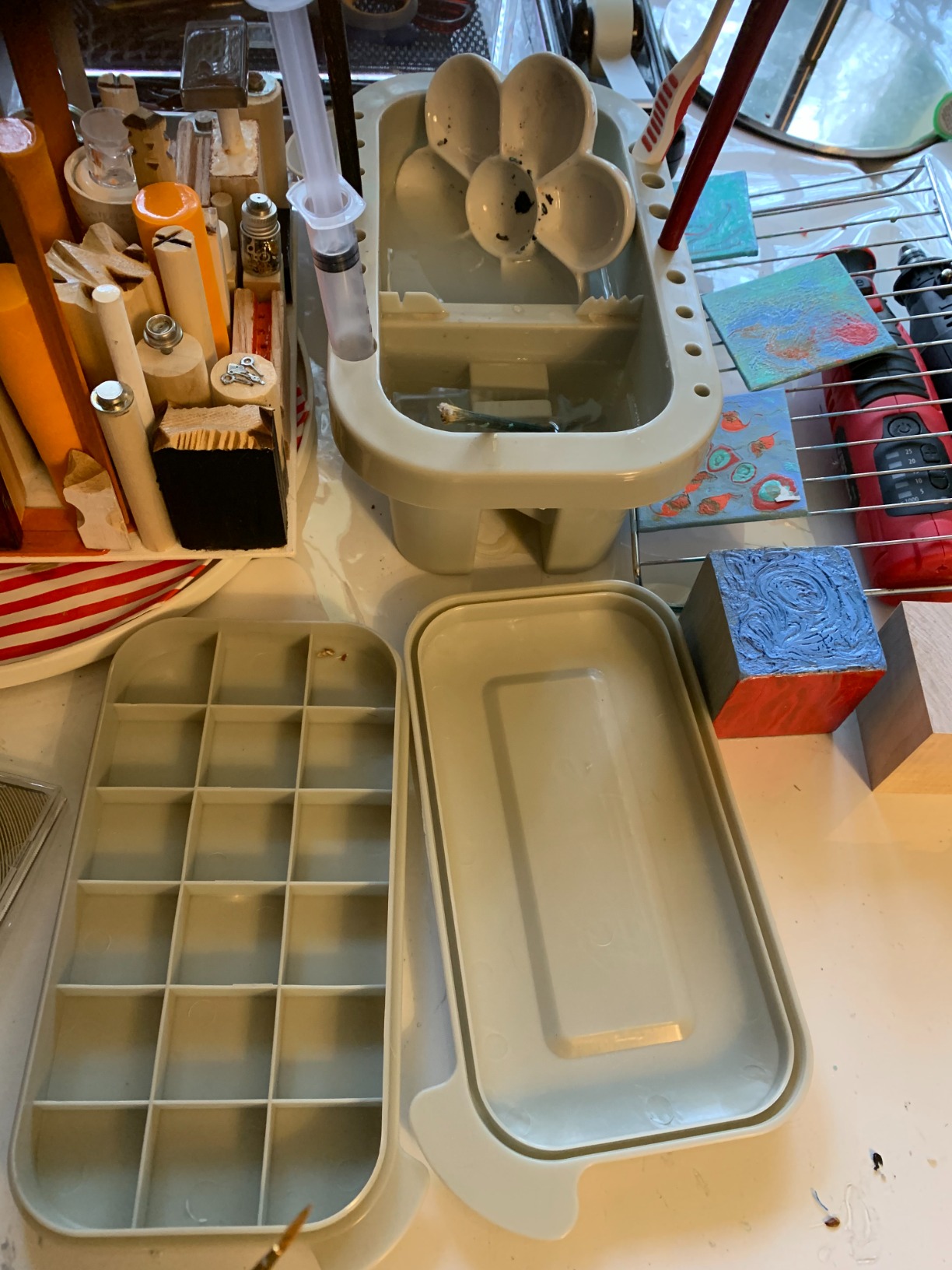 MyLifeUNIT Paint Brush Cleaner, Paint Brush Holder and Organizers with Palette for Acrylic, Watercolor, and Water-Based Paints (Grey) customer photo 2