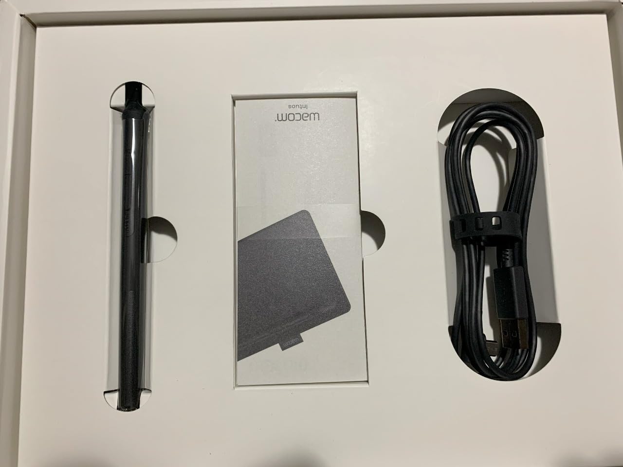 Wacom Intuos Medium Bluetooth Graphics Drawing Tablet, Portable for Teachers, Students and Creators, 4 Customizable ExpressKeys, Compatible with Chromebook Mac OS Android and Windows - Black customer photo 2