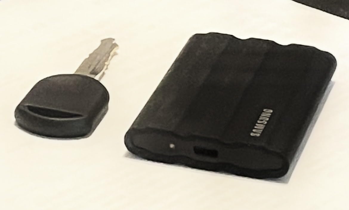 Samsung T7 Shield Portable SSD 2TB, USB 3.2 Gen 2, Up to 1,050 MB/s | Rugged, IP65 Water Resistant, for Photographers, Content Creators and Gaming, External Solid State Drive (MU-PE2T0R/AM), Blue customer photo 2