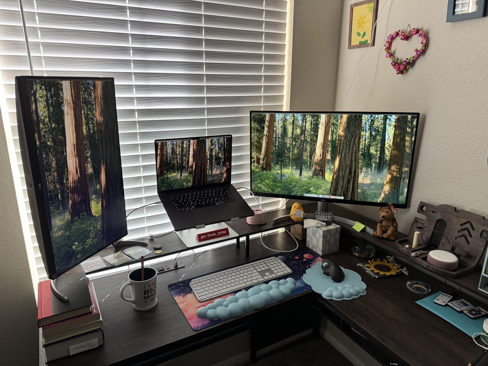 LG 27UP650K-W 27-inch Ultrafine 4K UHD (3840 x 2160) IPS Computer Monitor, 60Hz, DisplayHDR 400, HDMI, DisplayPort, Adjustable Stand customer photo 2
