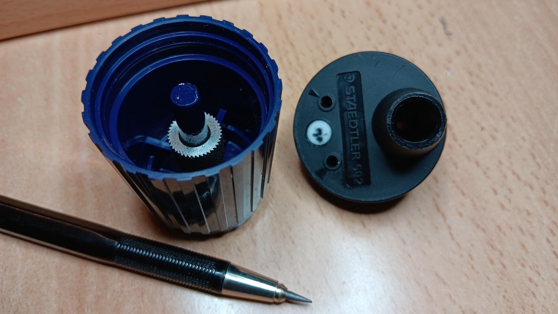 STAEDTLER Mars Lead Pointer: Rotary Mechanical Pencil Lead Sharpener for 2mm Holders, Precision Tool for Architects, Engineers & Artists, Dust Wiper & Adjustable Cone, Built-In Shavings Reservoir customer photo 1