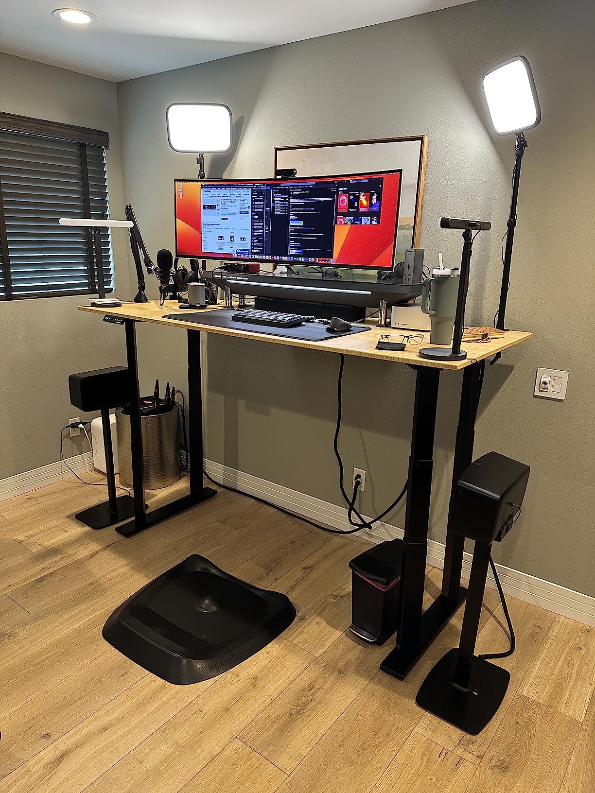 Logitech Litra Beam Premium LED Streaming Key Light with TrueSoft, Adjustable Desktop Mount, Brightness/Color Temp Settings, Desktop App Control for PC/Mac - for TikTok/YouTube/Zoom Meeting customer photo 2