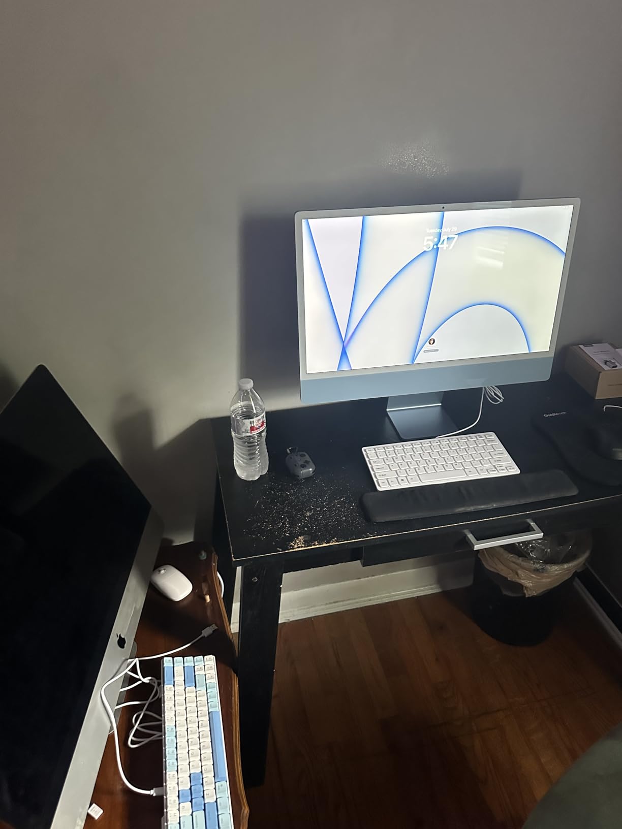 Apple 2021 iMac with Apple M1 Chip with 8‐core CPU, 24-inch, 16GB RAM, 256GB SSD Storage - Silver (Renewed) customer photo 1