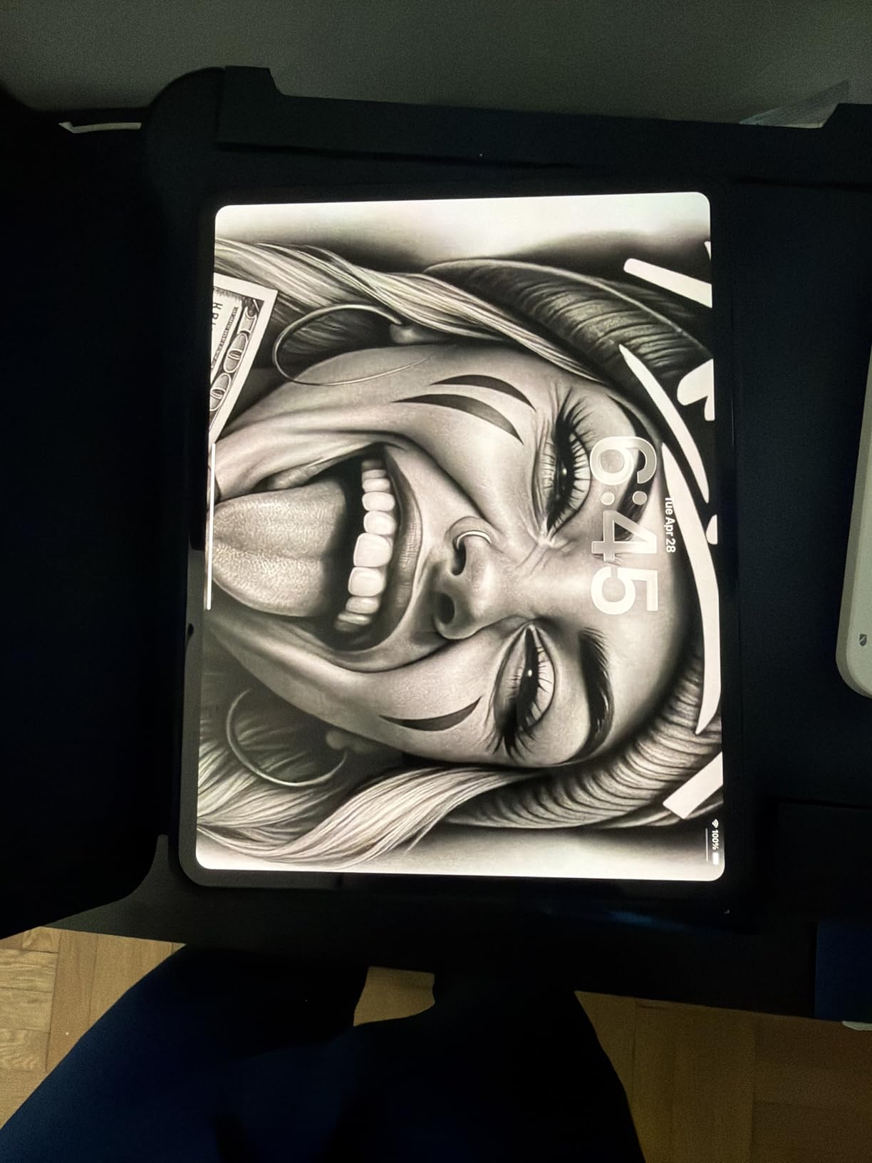 iPad Pro 13-Inch (M4): Built for Apple Intelligence, Ultra Retina XDR Display, 256GB, 12MP Front/Back Camera, LiDAR Scanner, Wi-Fi 6E + 5G Cellular, All-Day Battery Life - Space Black customer photo 2
