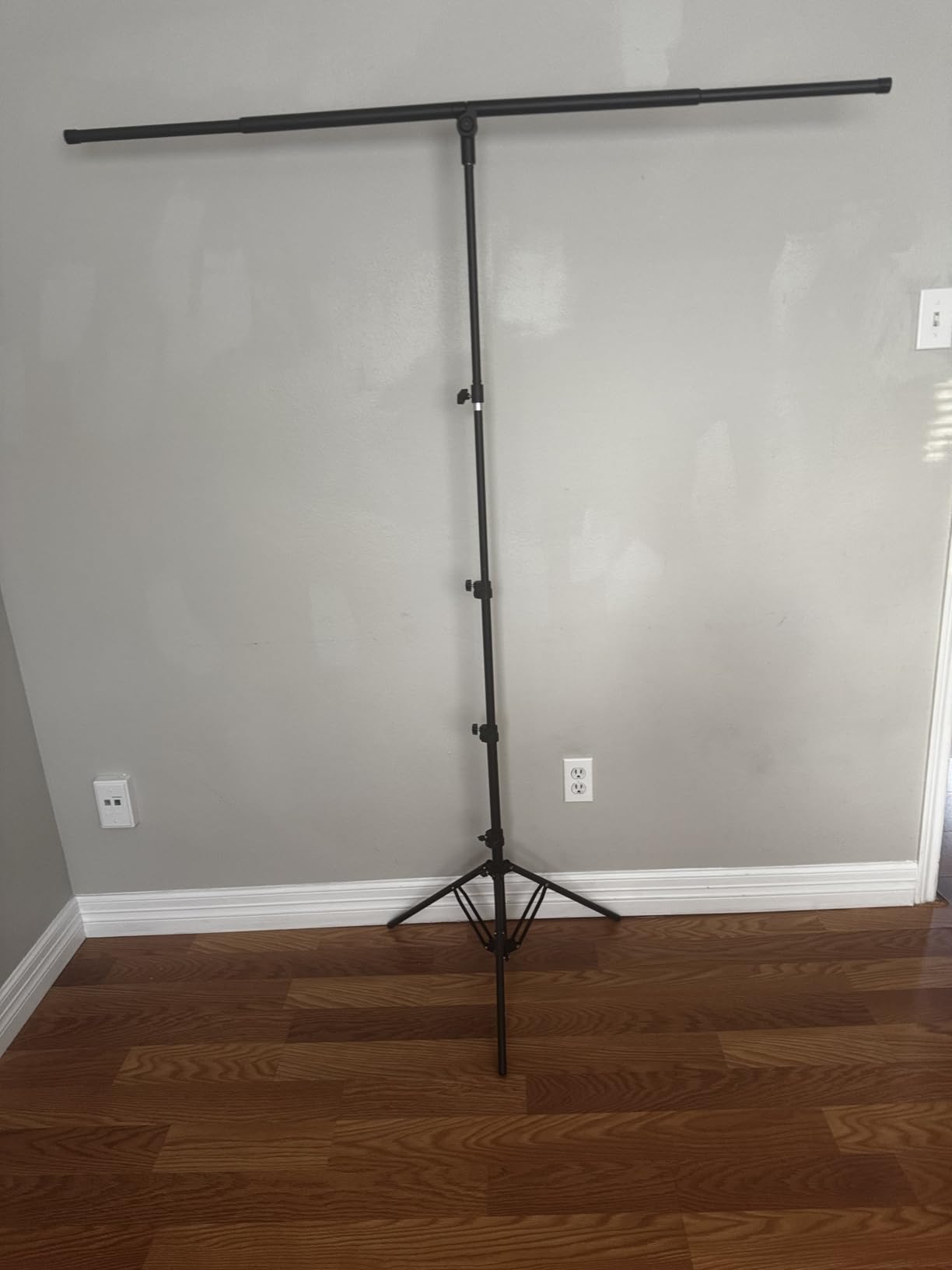 Green Screen Backdrop Kit with T-Shaped Stand, 4.6x6ft Adjustable Chroma Key Green Screen for Streaming, Photography Background with Stable Support for YouTube, Gaming, Video Recording customer photo 2