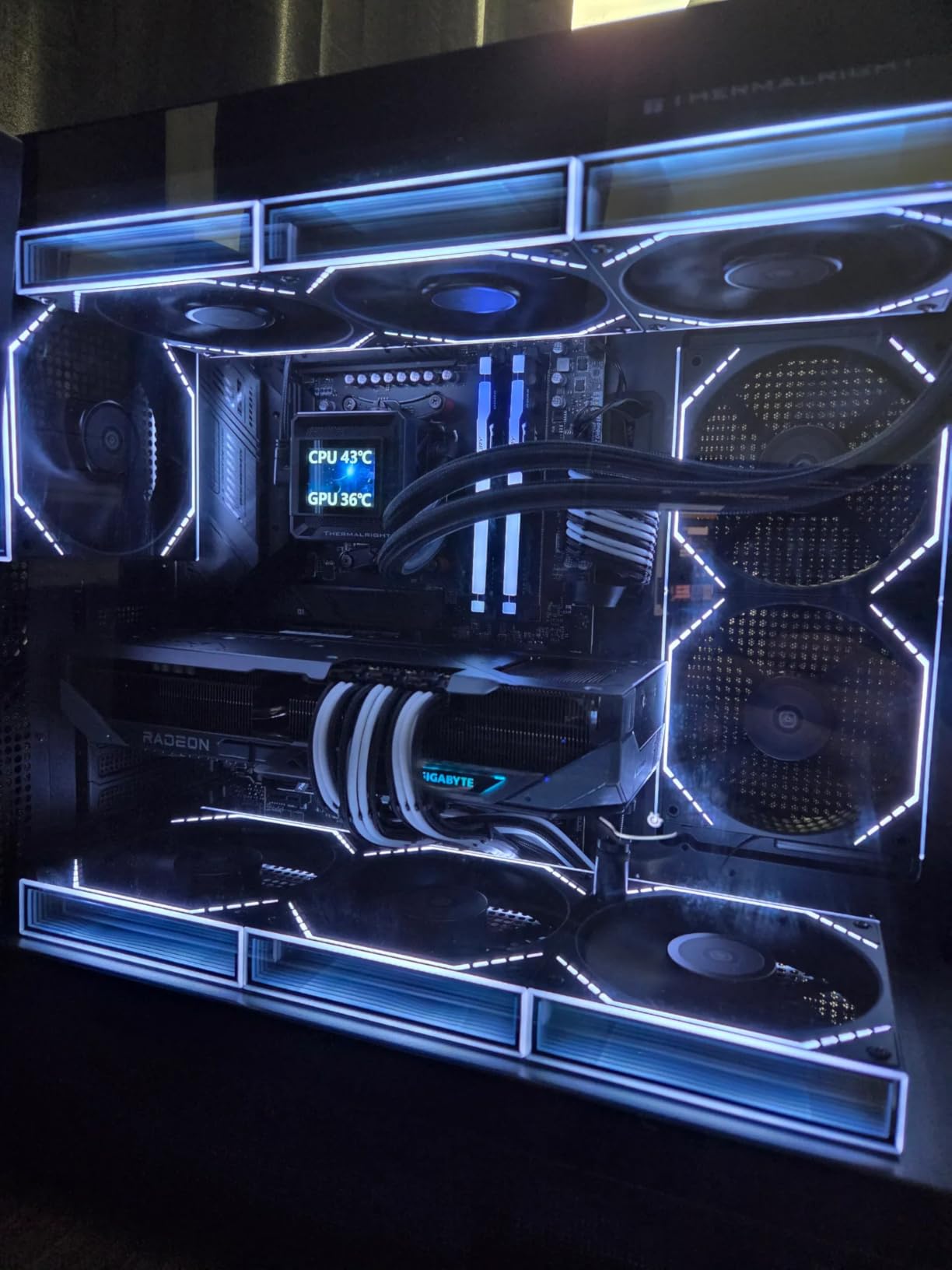 GIGABYTE Radeon RX 9070 XT Gaming OC ICE 16G Graphics Card (16GB GDDR6, 256-bit, PCIe 5.0, HDMI/DP 2.1, 2.7 Slot, Hawk Fan, Server-Grade Thermal Gel) customer photo 2