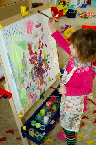 Melissa & Doug Deluxe Standing Art Easel - Dry-Erase Board, Chalkboard, Paper Roller customer photo 1