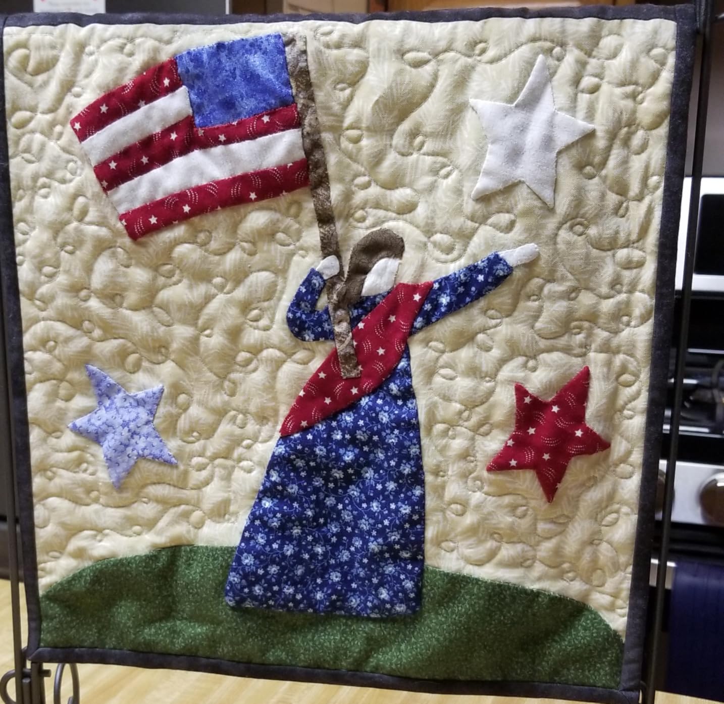 Ackfeld Scroll Single Stand 12in x 14in - Tabletop Display Stand for Mini Quilts, Banners & Needlework Projects customer photo 1