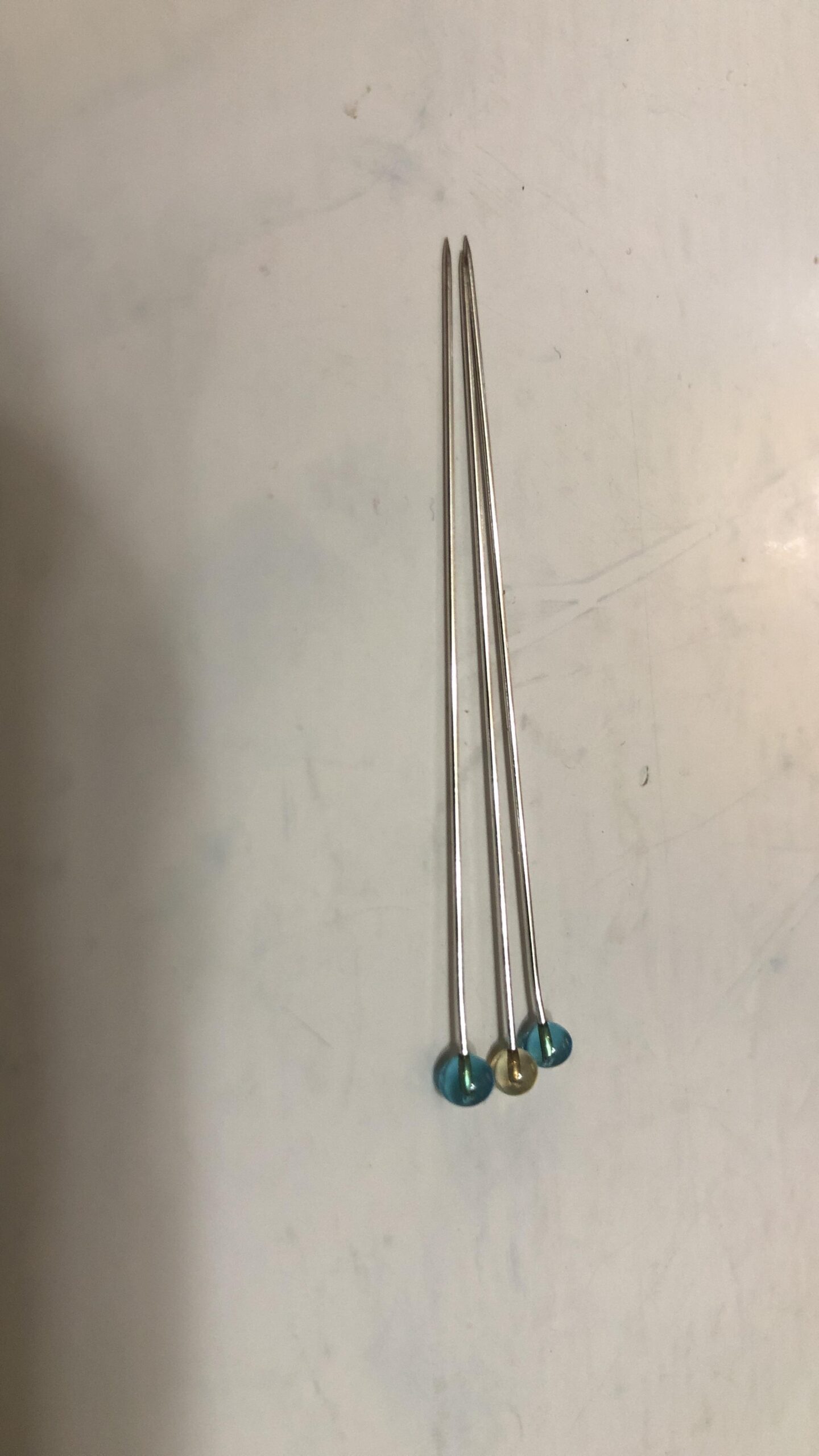 Dritz 3035 Crystal Glass Head Pins, 1-7/8-Inch (100-Count), Blue and Yellow customer photo 1