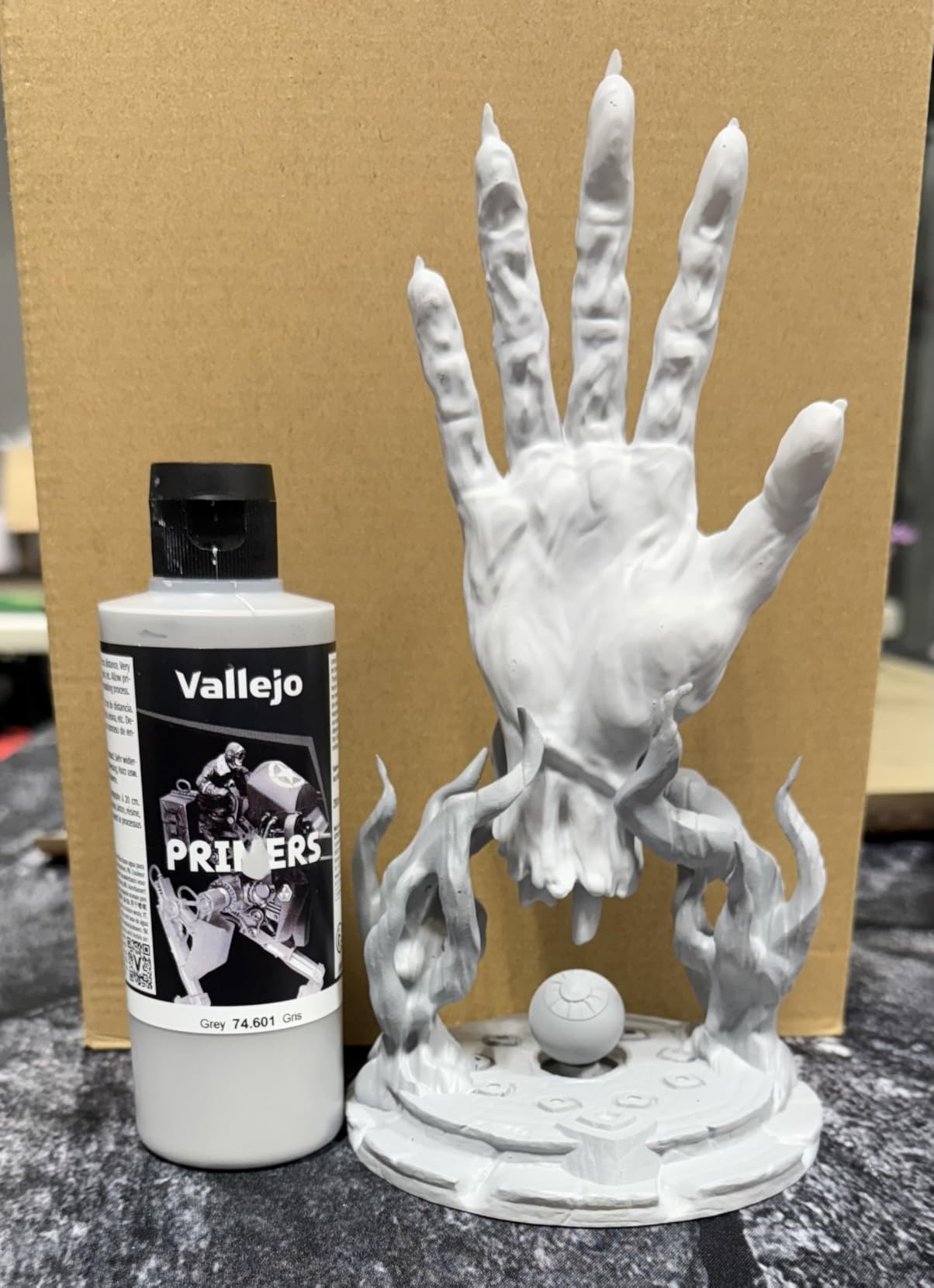 Vallejo - Surface Primer Color | Grey Acrylic Primer 60 ml (2.02 fl.oz.) | Matte Finish and Fast Drying | Perfect for Airbrushing and Great Adhesion to Figurines and Scale Models customer photo 1