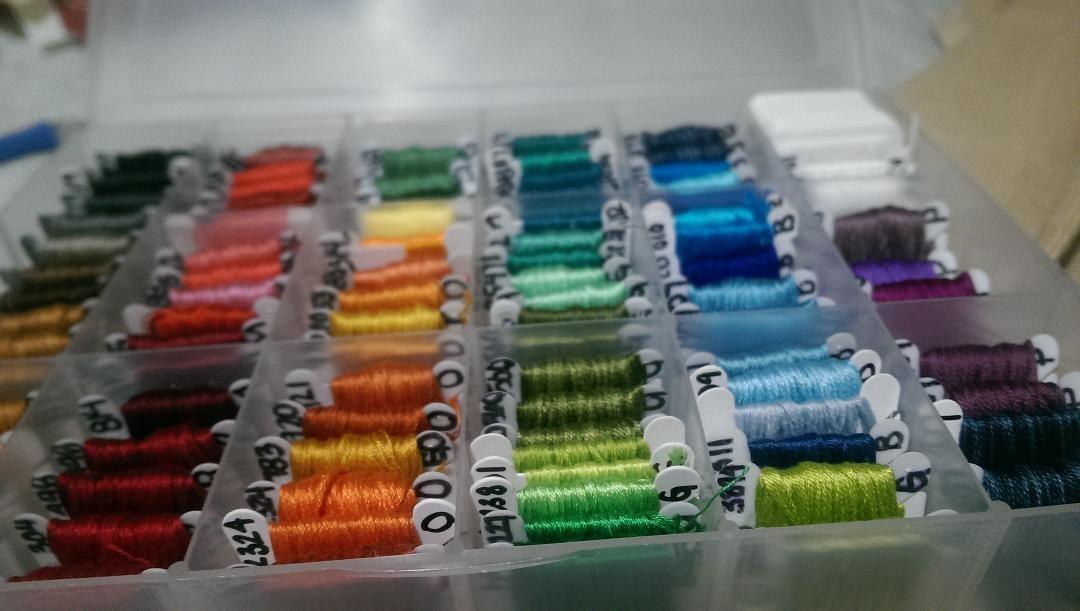 Floss Organizer Storage Box With 18 Compartments & 100 Bobbins, Clear, 10.5