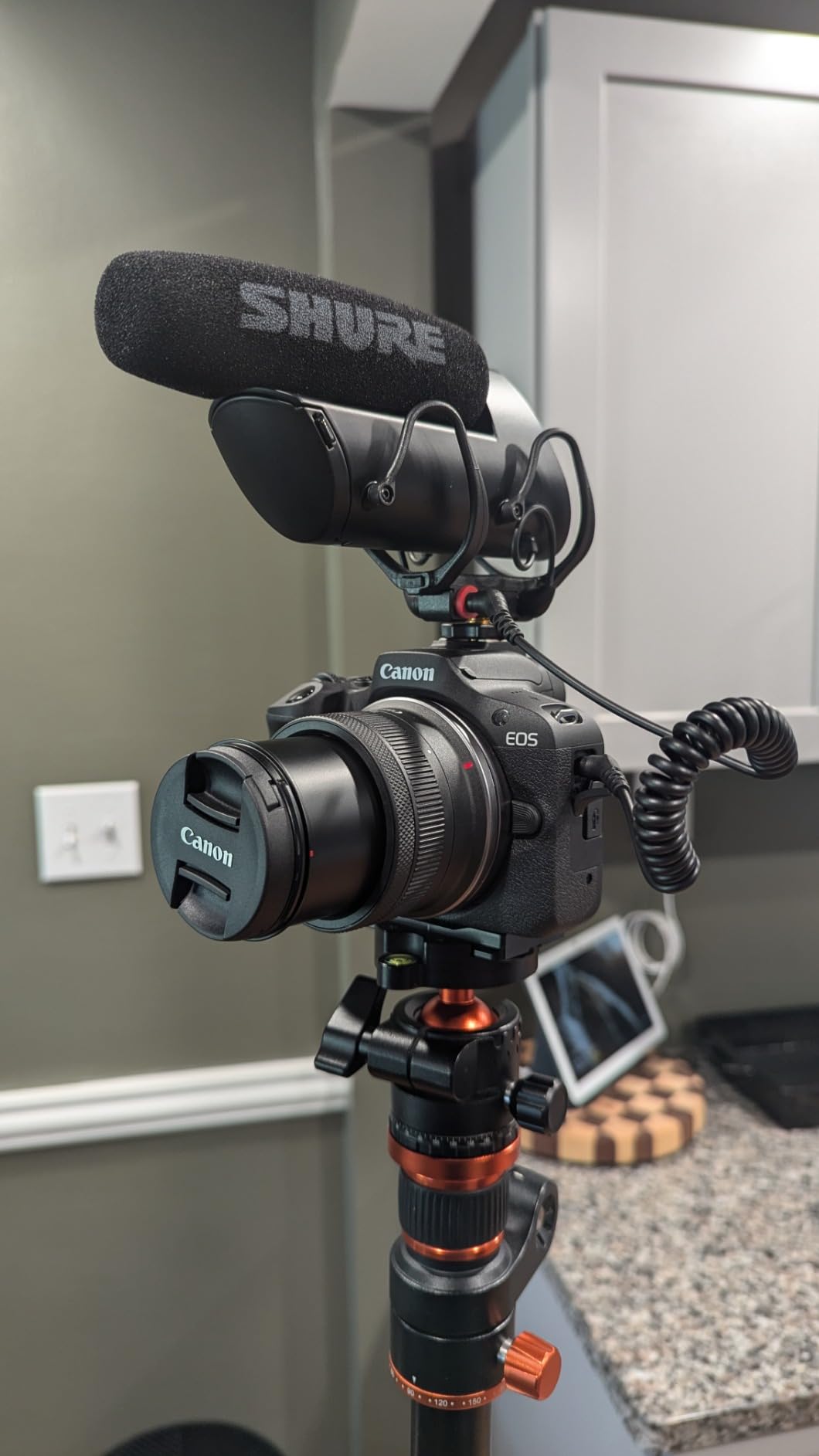 Shure VP83F LensHopper Camera-Mounted Condenser Shotgun Microphone with Integrated Digital Flash Recording - Windscreen, Superior RF Immunity, Backlit LCD, 5-Position Joystick, Rycote Lyre Shock Mount customer photo 1