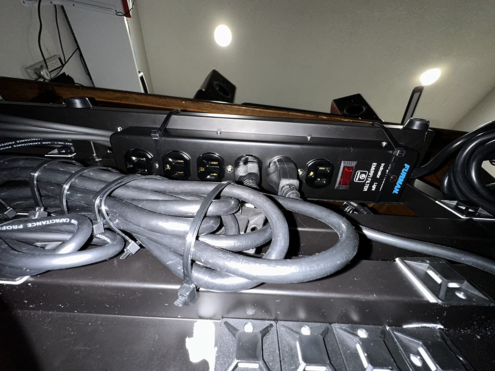 Furman SS-6B 6-Outlet Pro Surge Suppressor Strip customer photo 1