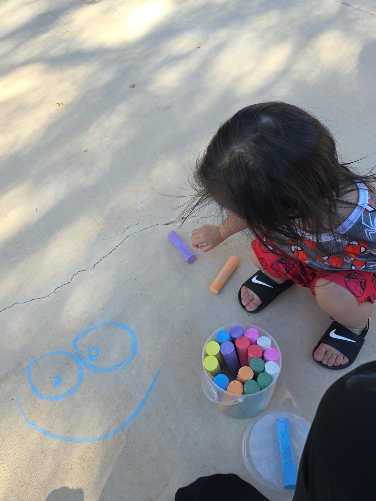 Colorations Jumbo Washable Sidewalk Chalk Set - 20 Pieces, 8 Assorted Colors, Non-Toxic, Outdoor Play for Kids customer photo 1
