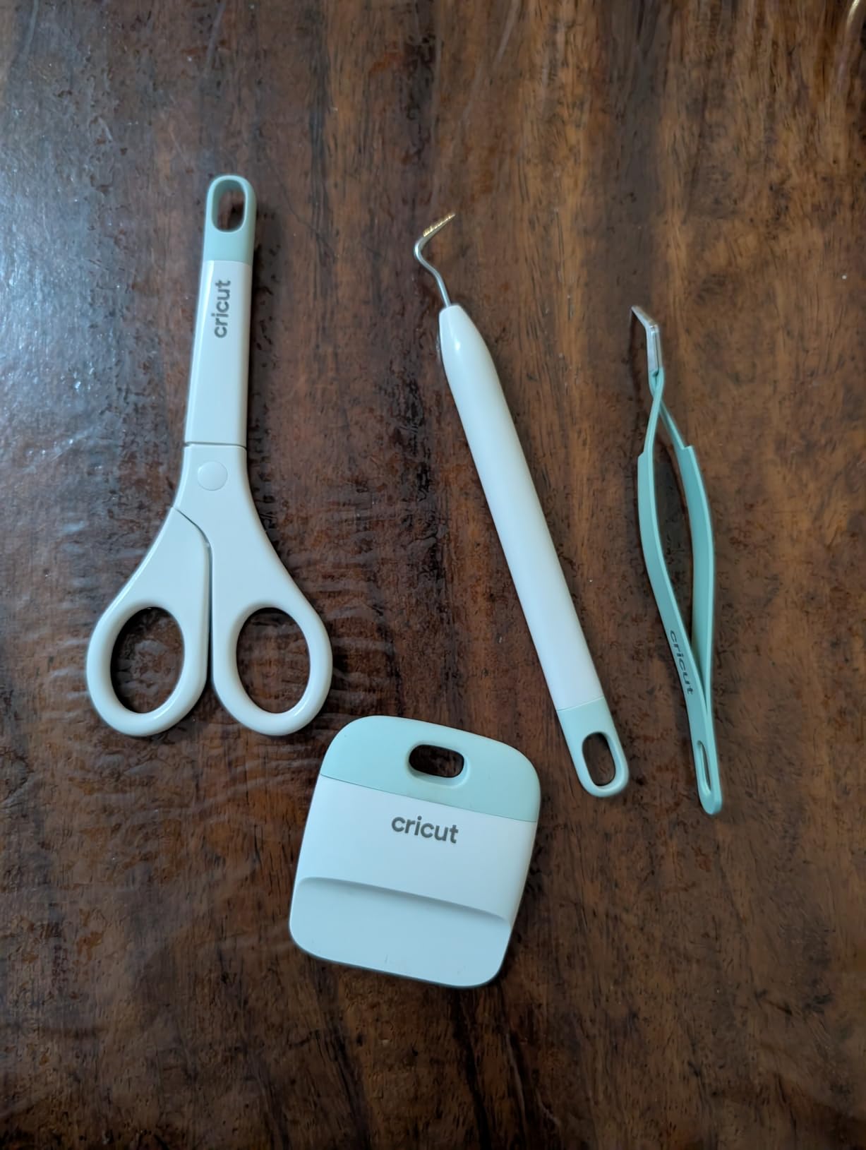Cricut Basic Tool Set - 5-Piece Precision Tool Kit for Crafting and DIYs, Perfect for Vinyl, Paper & Iron-on Projects, Great Companion Cutting Machines, Mint customer photo 1