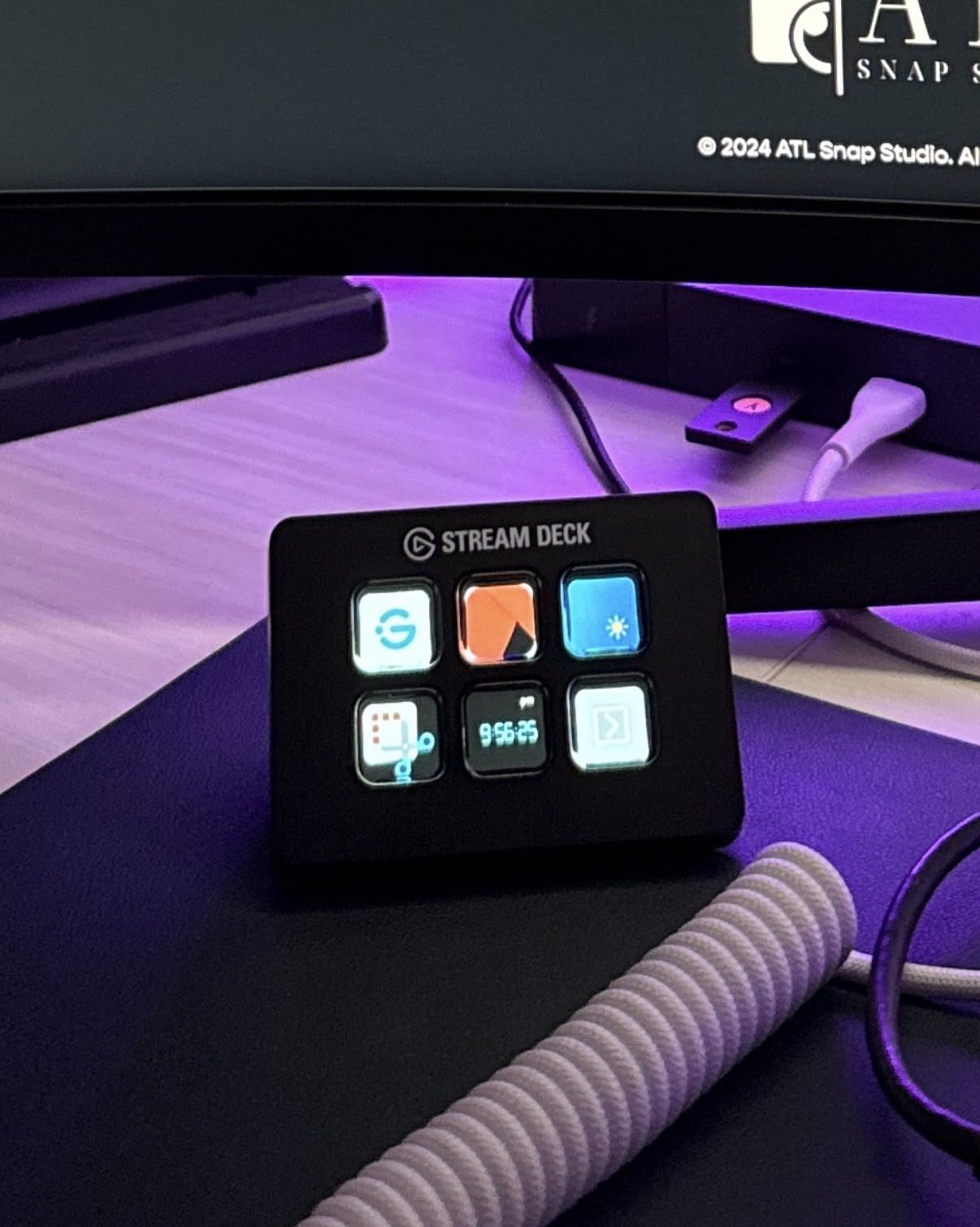 Elgato Stream Deck Mini - Control Zoom, Teams, PowerPoint, MS Office and More, 6 Customizable LCD Keys, Compatible with Mac and PC customer photo 1