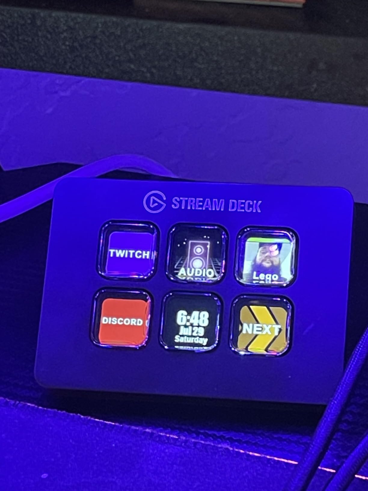 Elgato Stream Deck Mini - Control Zoom, Teams, PowerPoint, MS Office and More, 6 Customizable LCD Keys, Compatible with Mac and PC customer photo 2
