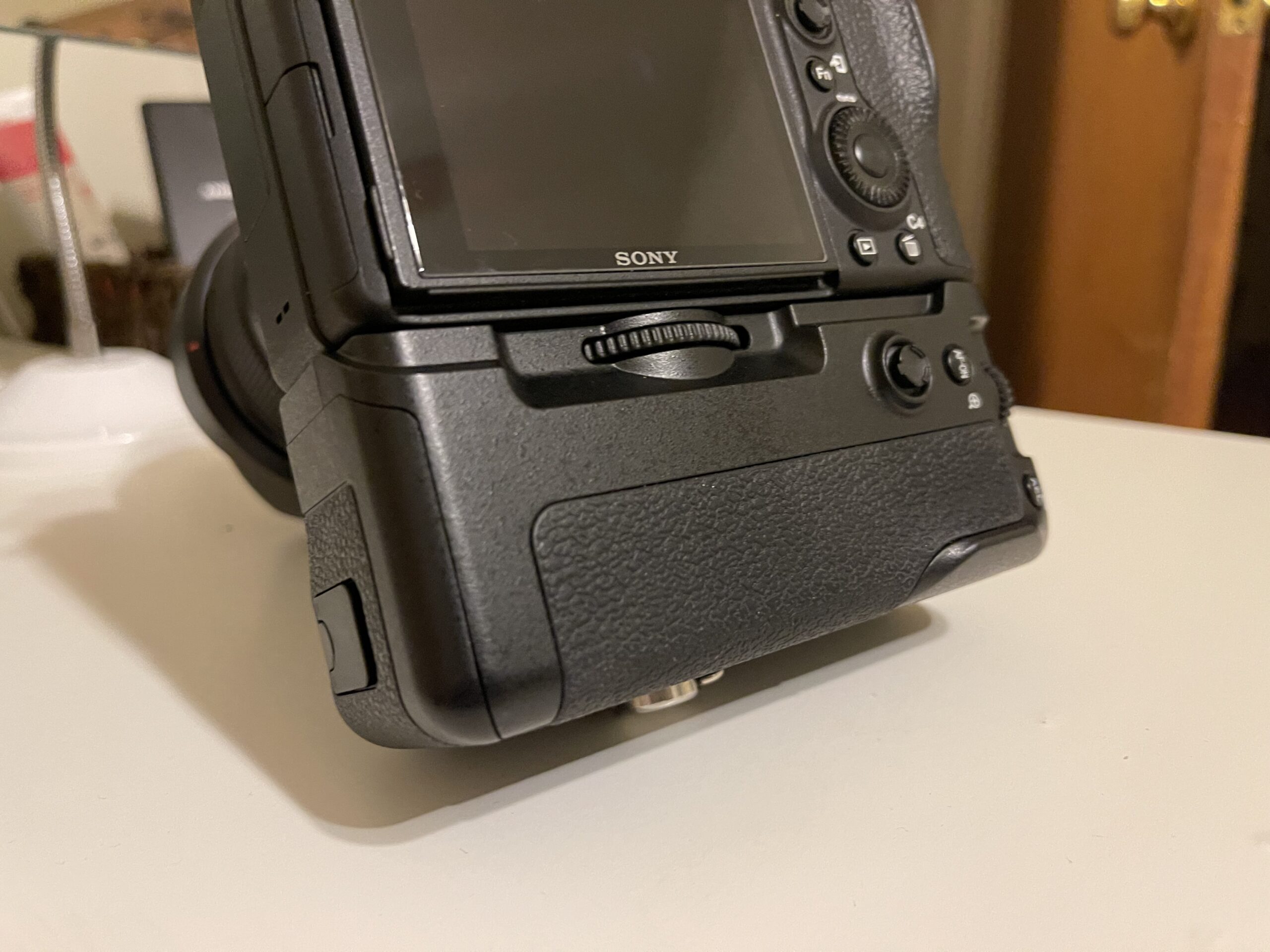 NEEWER Vertical Battery Grip Replacement for VG-C3EM, ONLY Compatible with Sony A9 A7III A7RIII Camera and NP-FZ100 (Battery Not Included) customer photo 2