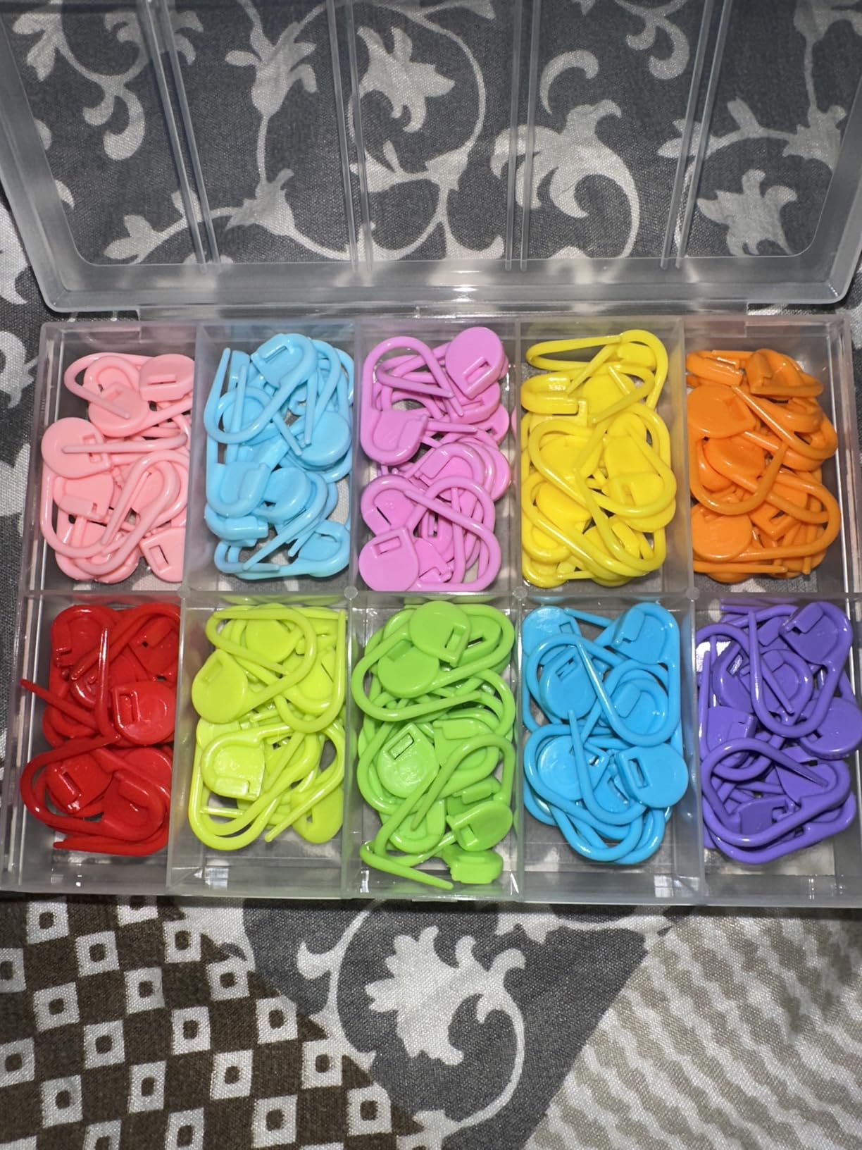 Meikeer 150 Pcs Locking Stitch Markers Kit with Box for Knitting Crochet, Plastic Clips for Sewing Kits customer photo 1