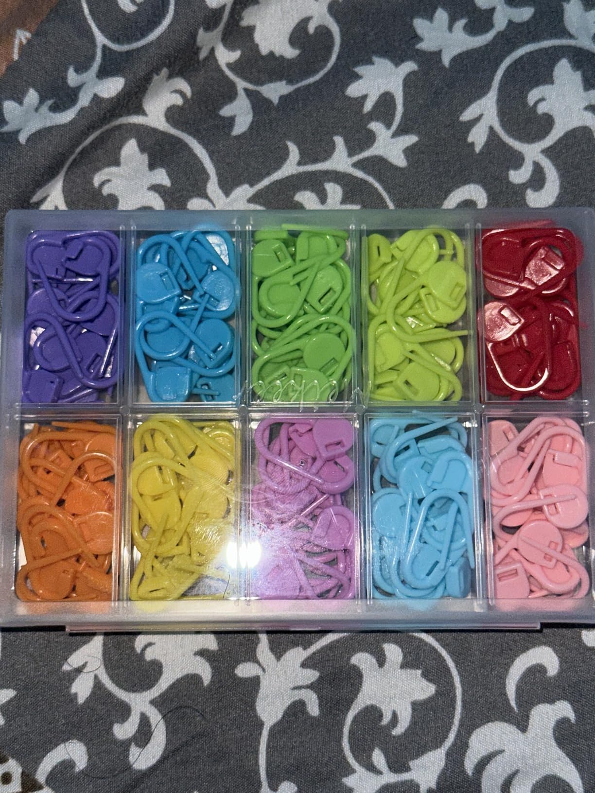 Meikeer 150 Pcs Locking Stitch Markers Kit with Box for Knitting Crochet, Plastic Clips for Sewing Kits customer photo 2