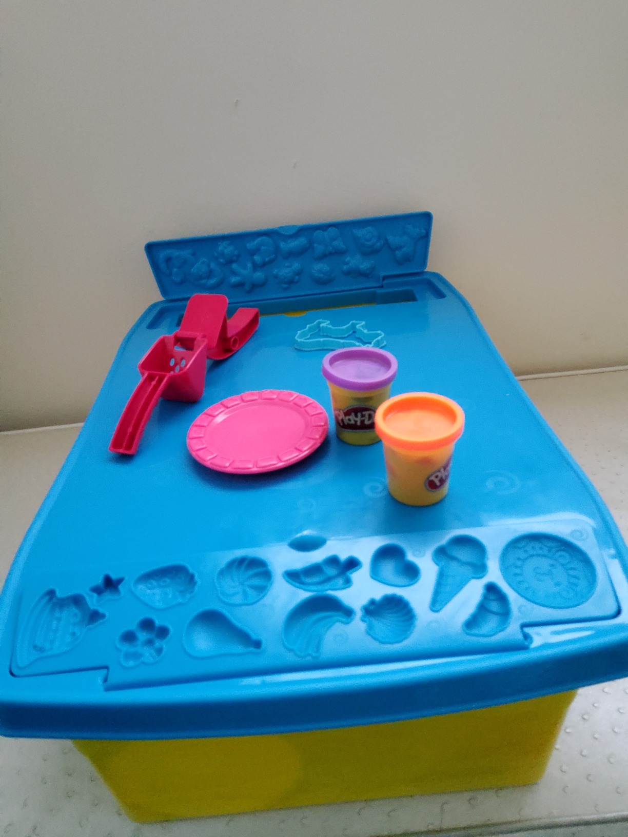 Play-Doh Play 'n Store Table Toy, 25+ Accessories, 8 Cans of Assort. Colors, Back to School Classroom Supplies, Kids Arts & Crafts, Preschool Toys, Ages 3+ (Amazon Exclusive) customer photo 2