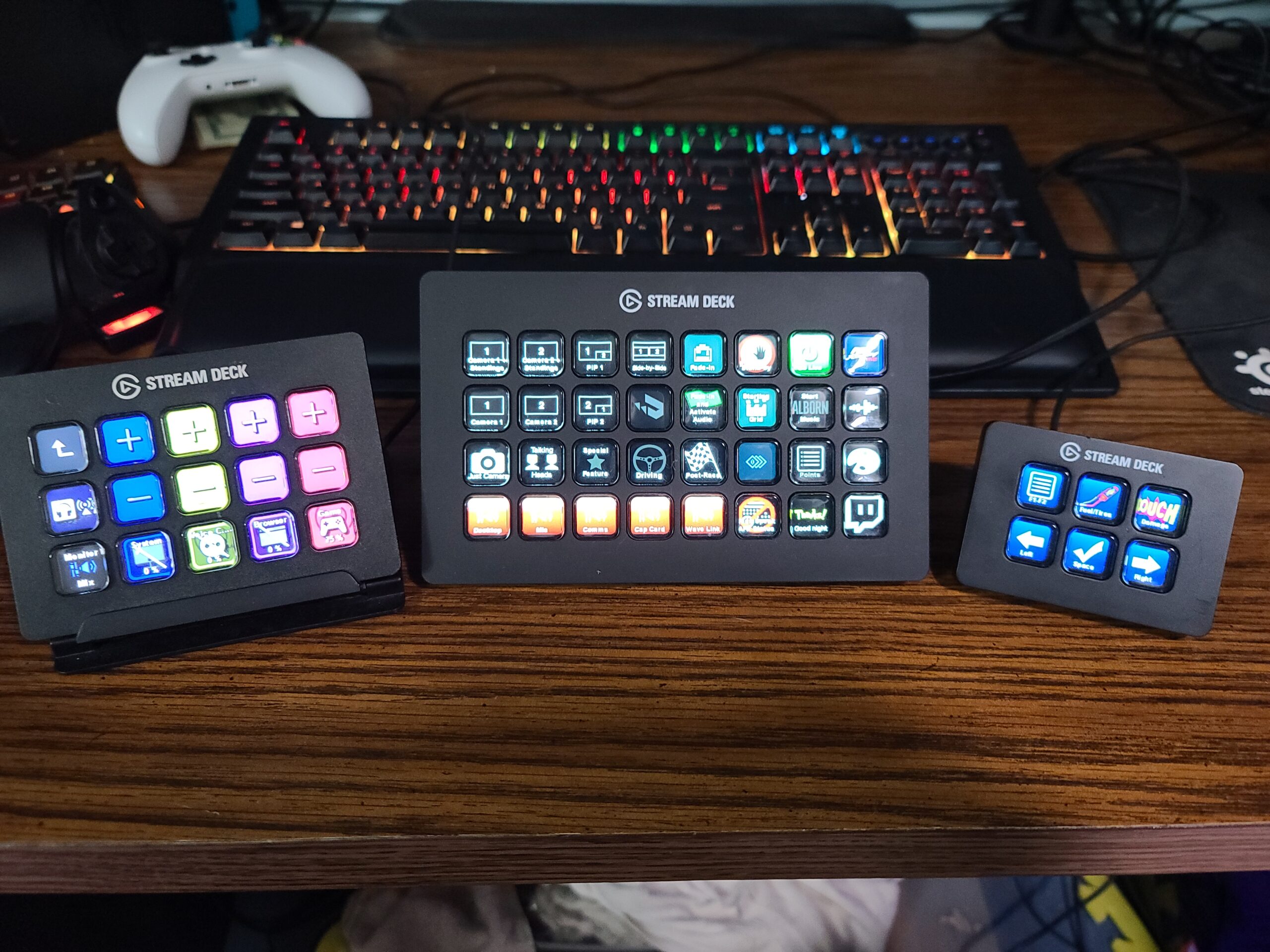 Elgato Stream Deck XL - Advanced Studio Controller, 32 Macro Keys, Trigger Actions in Apps and Software Like OBS, Twitch, YouTube and More, Works with Mac and PC customer photo 1