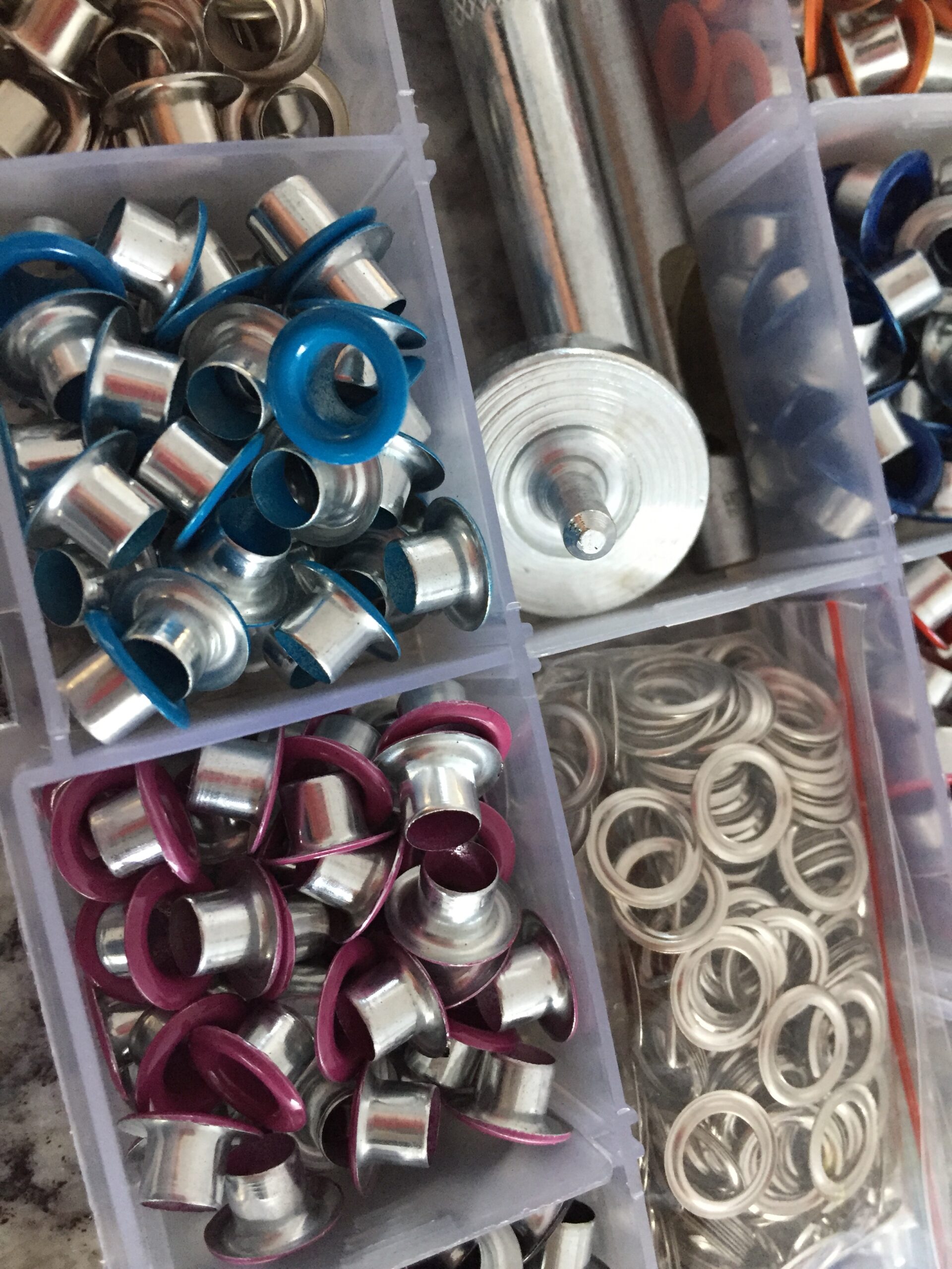 Rustark 500 Sets Grommet Kit 3/16 Inch Grommet Setting Tool Metal Eyelets Set with 4 Pieces Install Tool Kit in Storage Box for Clothes Shoes Bag Paper Leather Crafts DIY Projects (10 Colors) customer photo 1