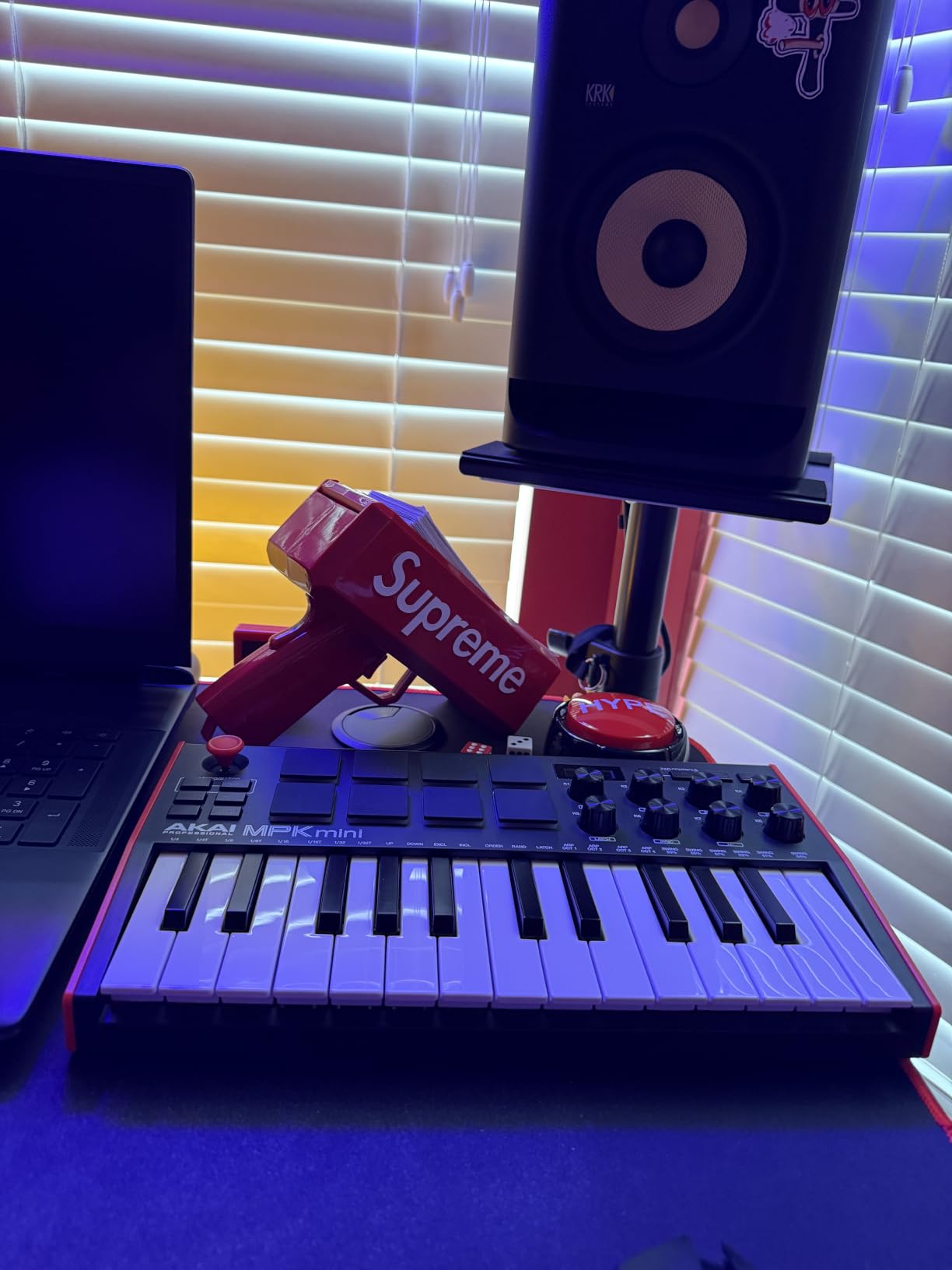 Akai Professional MPK Mini MK3 - 25 Key USB MIDI Keyboard Controller With 8 Backlit Drum Pads, 8 Knobs, Music Production Software and Native Instruments Sound Package (NKS Integration) customer photo 2