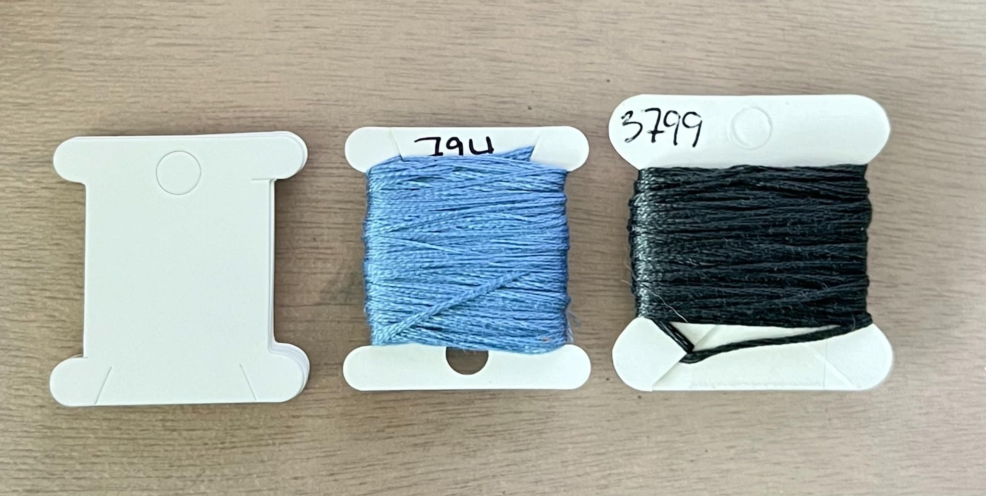 DYNWAVE 200 Pieces Embroidery Floss Bobbins, Cardboard Floss Bobbins for Stitch Embroidery DIY Sewing Storage String Organizer, White customer photo 1