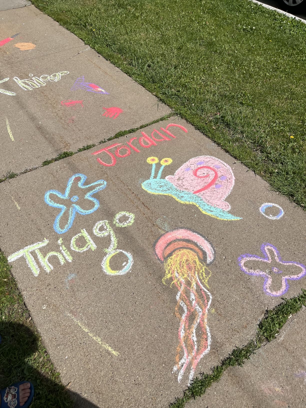 JOYIN 160 PCS Sidewalk Chalks Set - 16 Colors Non-Toxic Washable Jumbo Chalk for Outdoor Art Play customer photo 1