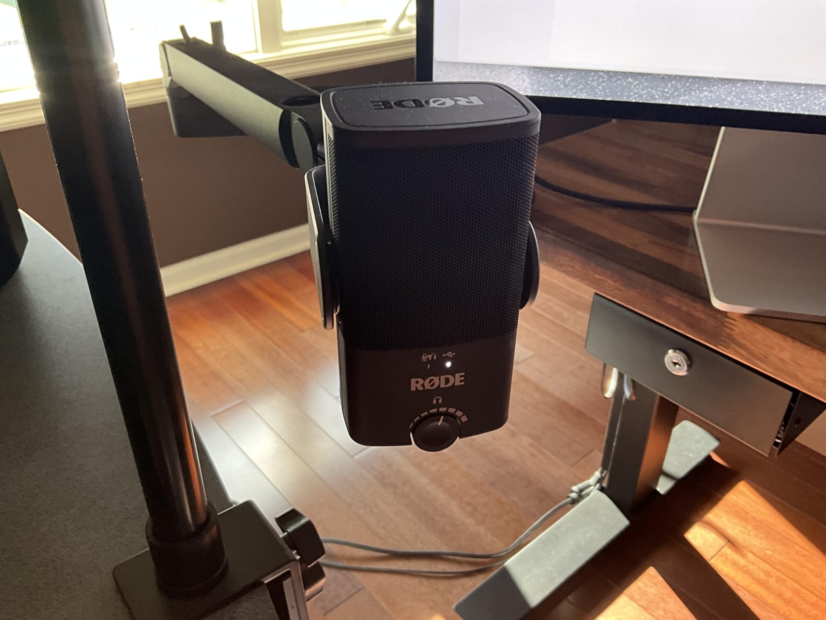 Elgato Wave Mic Arm LP - Premium Low Profile Microphone Arm with Cable Management Channels, Desk Clamp, Versatile Mounting, and Fully Adjustable customer photo 2