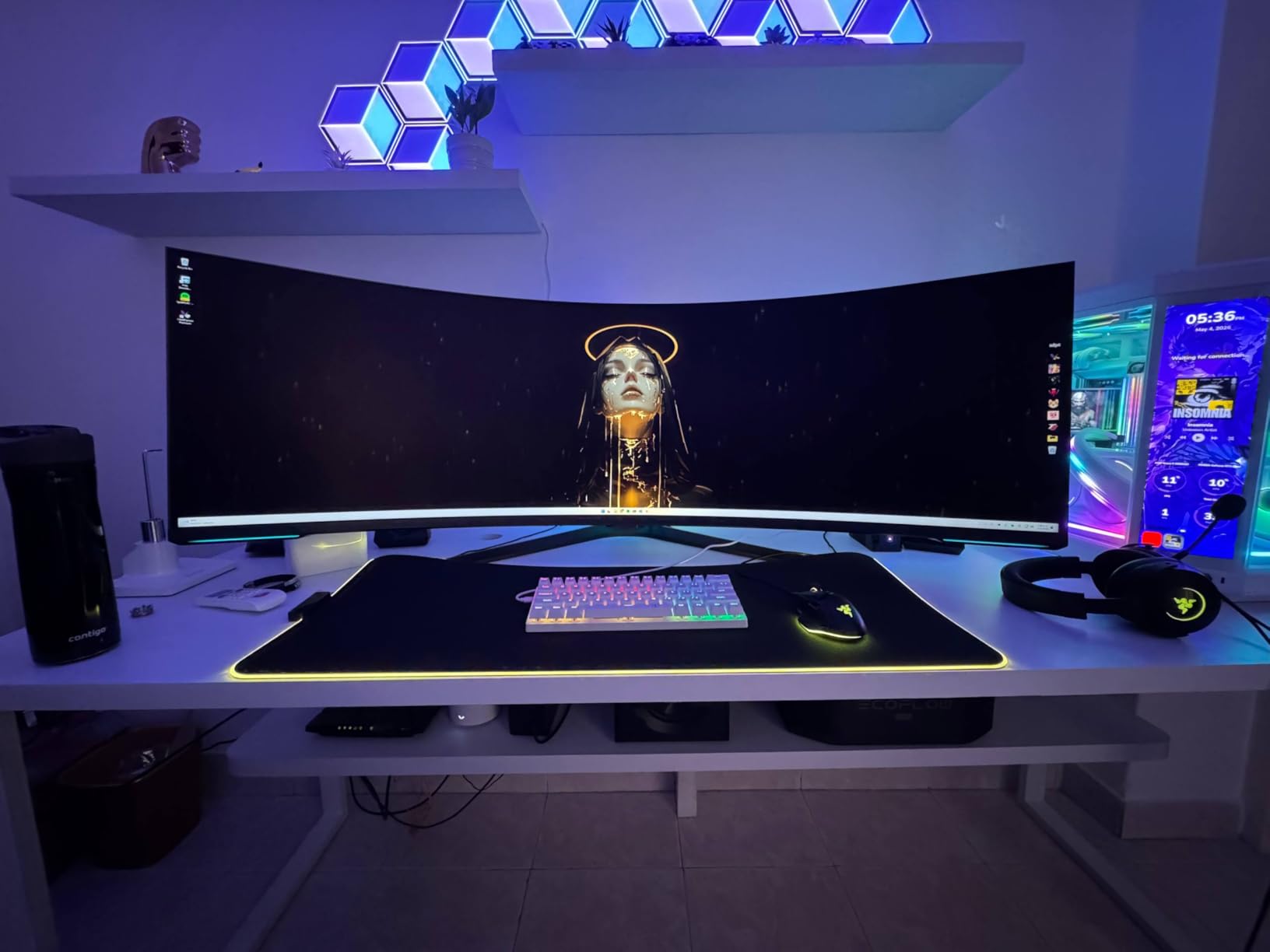 Razer Strider Hybrid Mouse Mat with a Soft Base & Smooth Glide: Firm Gliding Surface - Anti-Slip Base - Rollable & Portable - Anti-Fraying Stitched Edges - Water-Resistant - XXLarge customer photo 1
