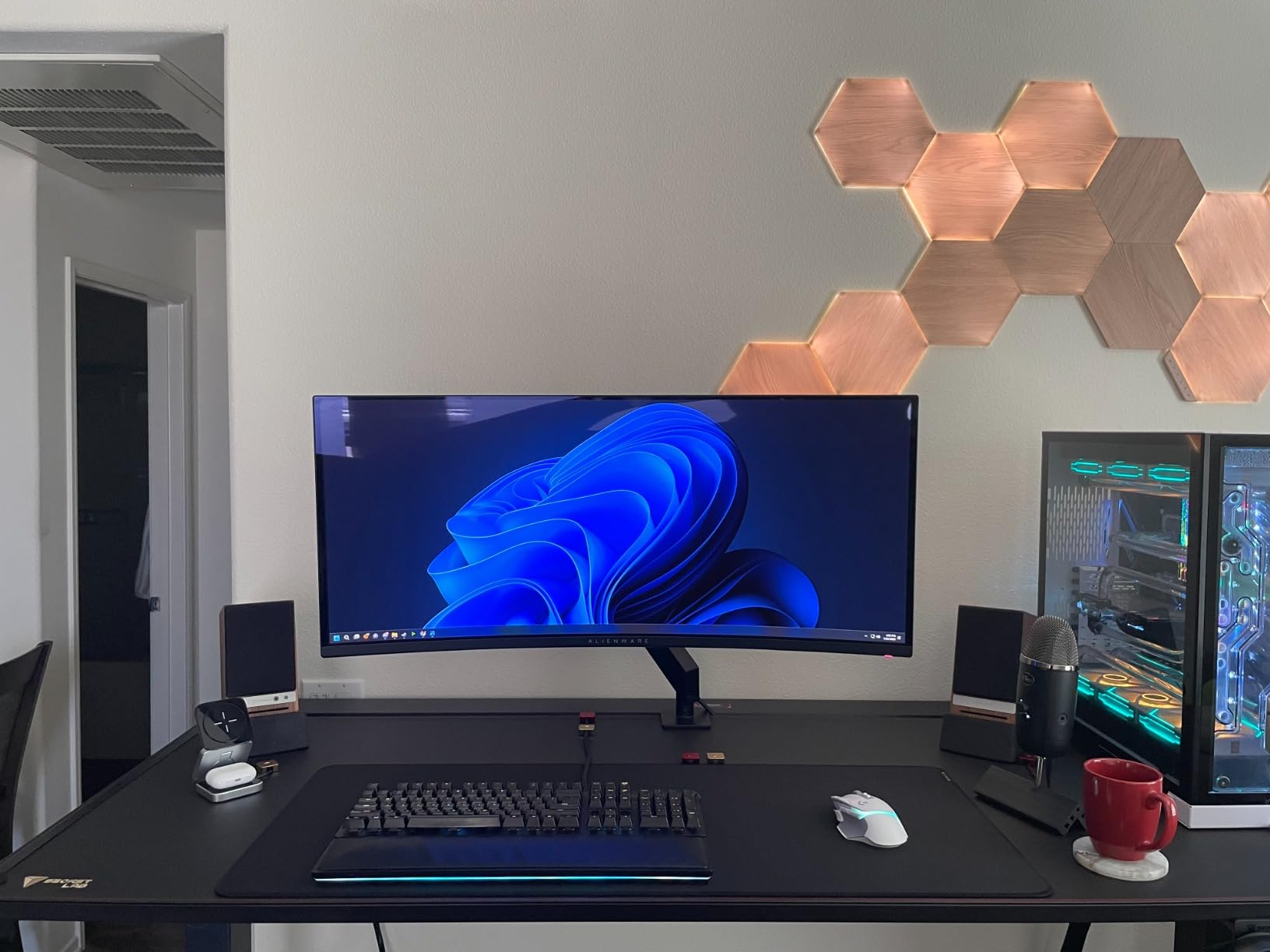 Razer Strider Hybrid Mouse Mat with a Soft Base & Smooth Glide: Firm Gliding Surface - Anti-Slip Base - Rollable & Portable - Anti-Fraying Stitched Edges - Water-Resistant - XXLarge customer photo 2