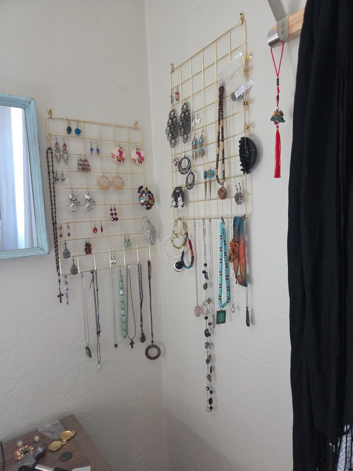 Wall Grid Panel for Photo Display, Wall Storage Organizer, 5 Metal Clips & 3 S Hooks & 4 Nails & 4 Plastic Hanging Buckles and 4 Screws Offered, Size 17.5