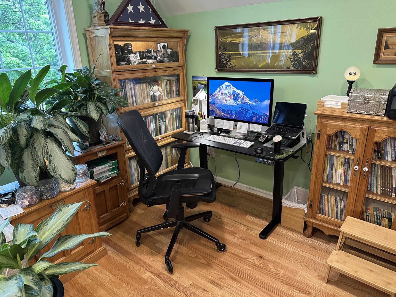 ErGear Height Adjustable Electric Standing Desk, 55 x 28 Inches Sit Stand up Desk, Memory Computer Home Office Desk, Black customer photo 1