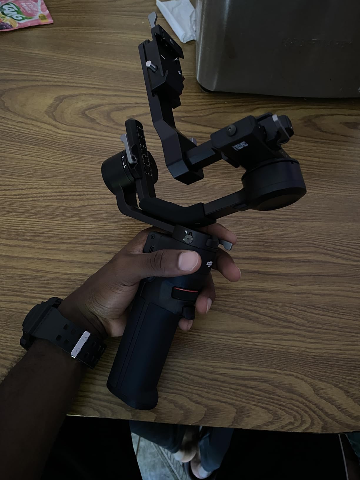 DJI RS 3 Mini, 3-Axis Gimbal Stabilizer for Cameras Canon/Sony/Panasonic/Nikon/Fujifilm, 2 kg (4.4 lbs) Tested Payload, Camera Gimbal with Native Vertical Shooting, Black customer photo 1