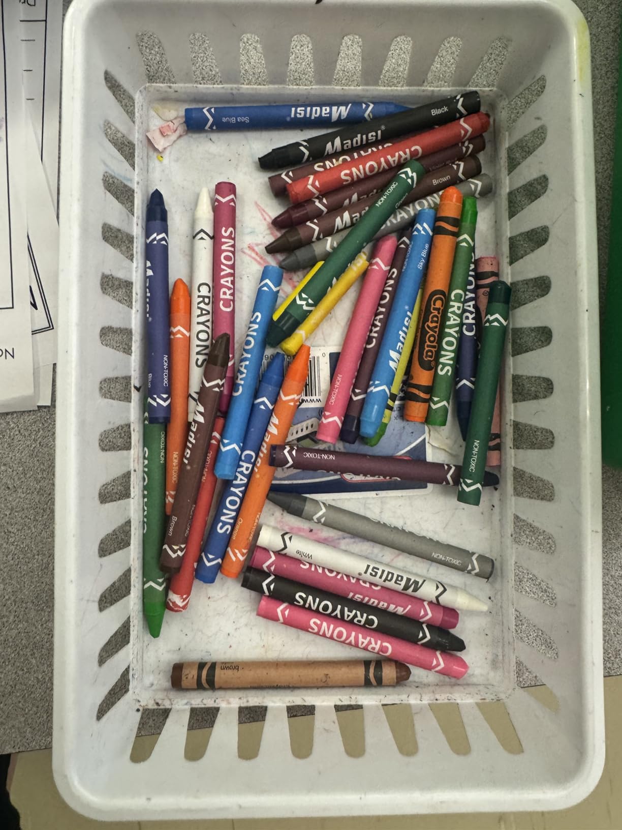 Madisi Crayon Bulk pack, Regular Size, 18 Colors, 900 Count customer photo 1