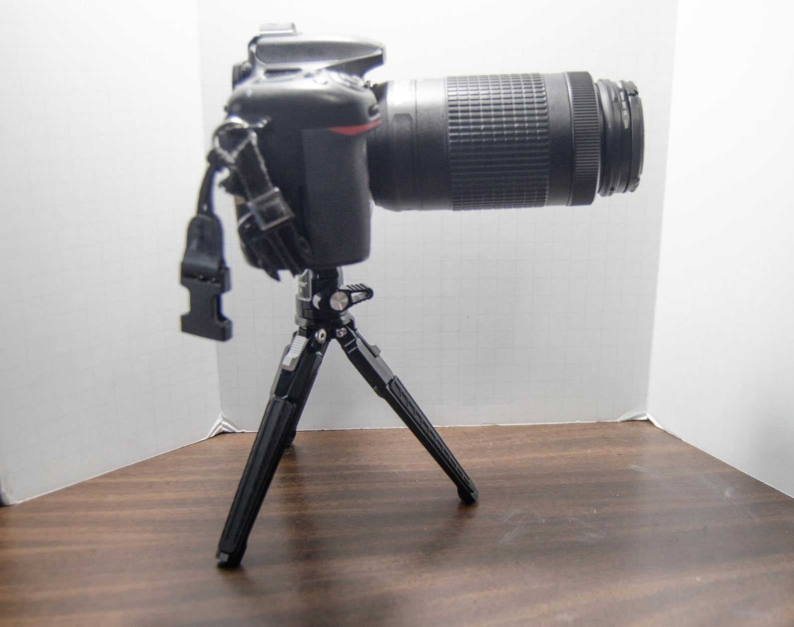 NEEWER Mini Metal Table Tripod with 360 Degree Ball Head, Supports Vertical Recording and Handle, Portable Travel Tripod with 1/4 Inch Screw for Camera Mobile Phone Action Cam, Max. Load 3 kg, TP29 customer photo 1