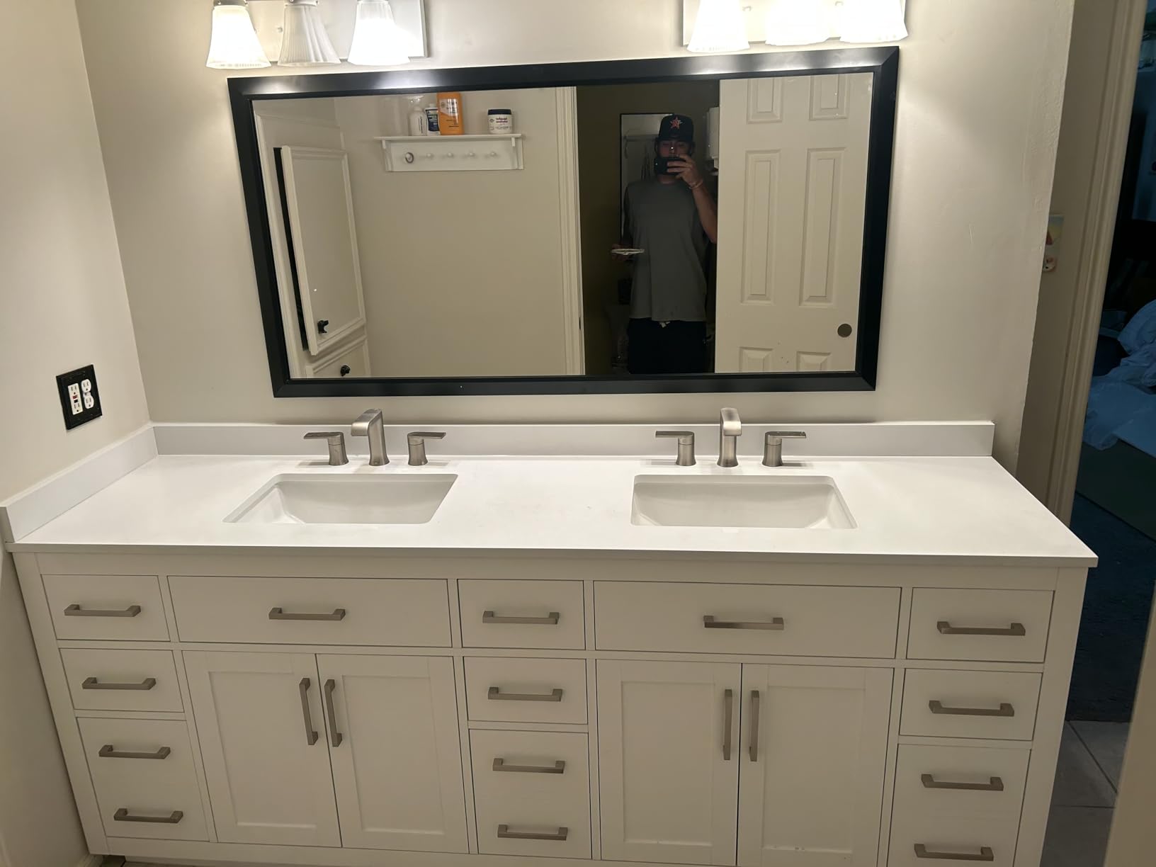 Amorho Black Bathroom Mirror, 24x36 Inch Thick Metal Framed Wall Mirrors for Over Sink, Bedroom, Living Room, Entryway, Rectangle Wall-Mounted Mirrors(Horizontal/Vertical). customer photo 1