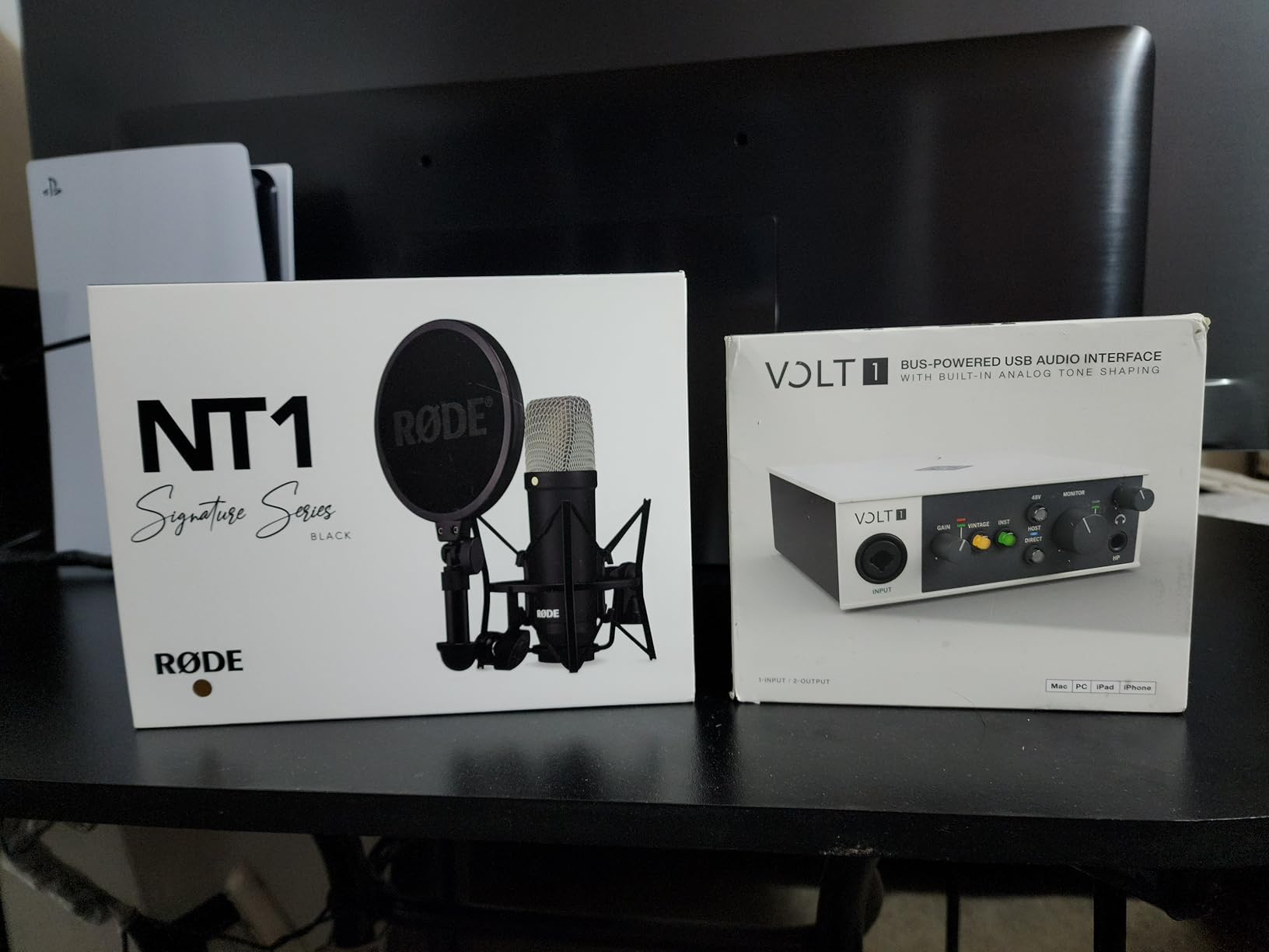 RODE NT1 Signature Series Large-Diaphragm Condenser Microphone with Shock Mount, Pop Filter and XLR Cable for Music Production, Vocal Recording, Streaming and Podcasting (Black) customer photo 2