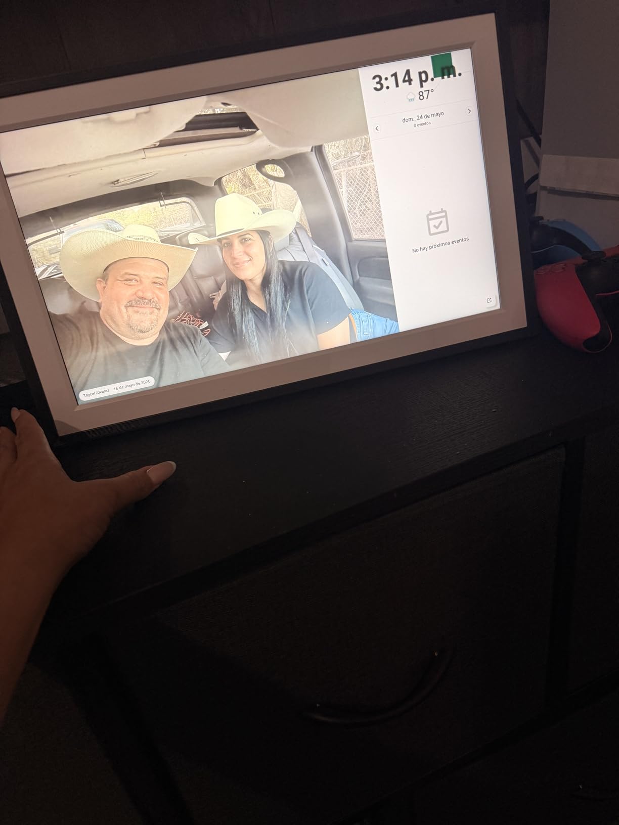 Digital Picture Frame, 15.6 Inch Large Frameo Digital Photo Frame WiFi, 32GB, 1920 * 1080 IPS HD Touch Screen, Tabletop&Wall-Mounted, Share Picture Video, Birthday, Wedding, for Mom customer photo 1
