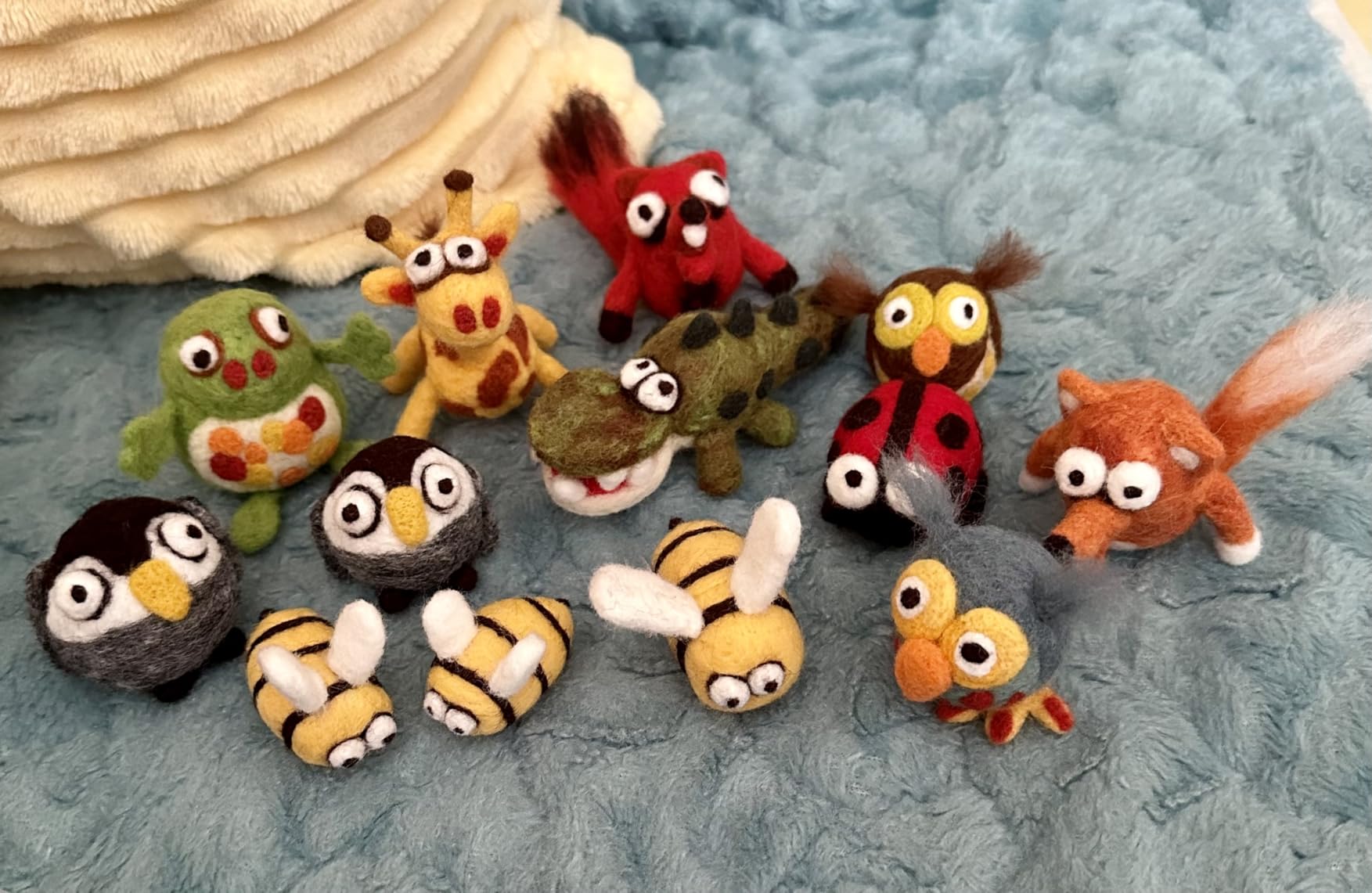 Fedmut Needle Felting Wool Kit, Felting Kit to Make 13 Cute Animals, 26 Colors Vibrant Soft Wool Roving with Felting Tools Supplies, Starter Kits for Beginners & Adults customer photo 1