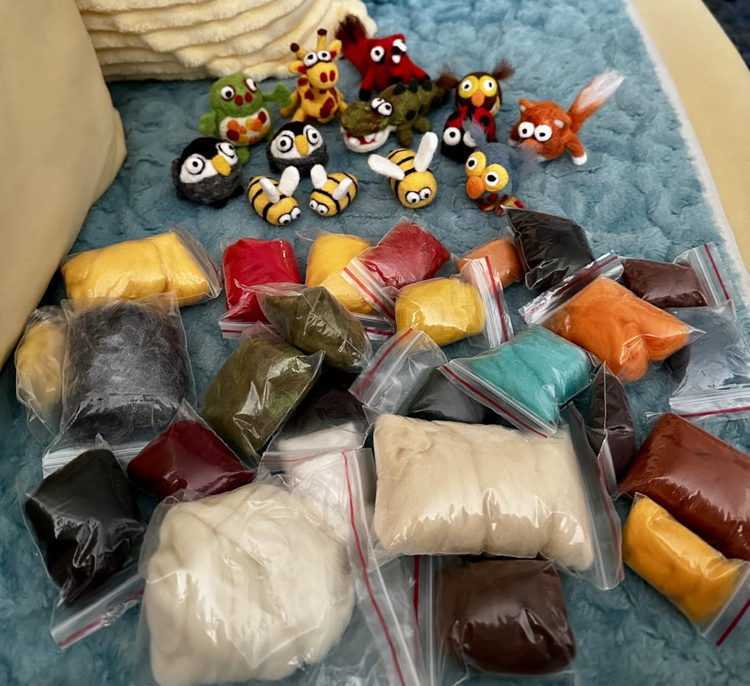 Fedmut Needle Felting Wool Kit, Felting Kit to Make 13 Cute Animals, 26 Colors Vibrant Soft Wool Roving with Felting Tools Supplies, Starter Kits for Beginners & Adults customer photo 2