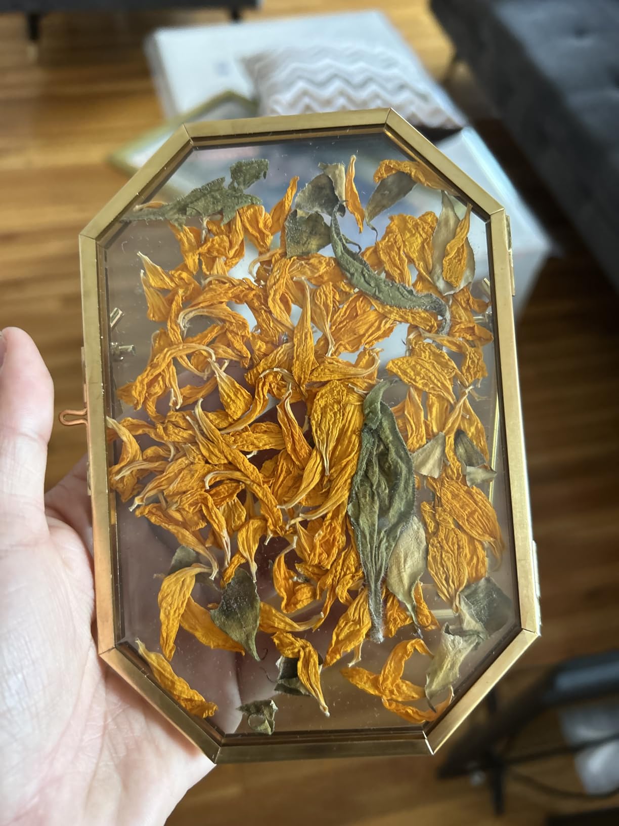 REDHUGO Glass Pressed Flower Frame Handmade, Octagon, 4x6 inches, Gold customer photo 2