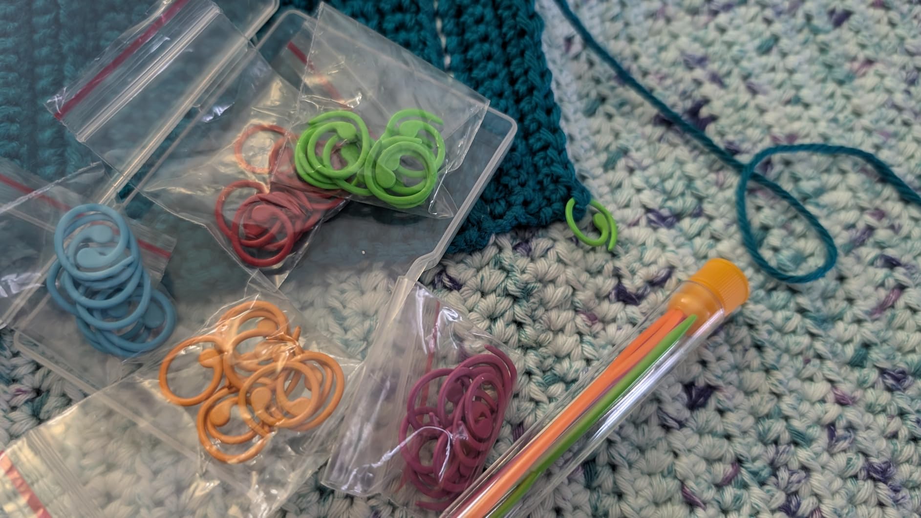 Lokunn 50 Pcs Metal Crochet Stitch Markers, 5 Colors Spiral Metal Colorful Crochet Stitch Markers with 9 Pcs Large Eye Blunt Sewing Needles customer photo 1