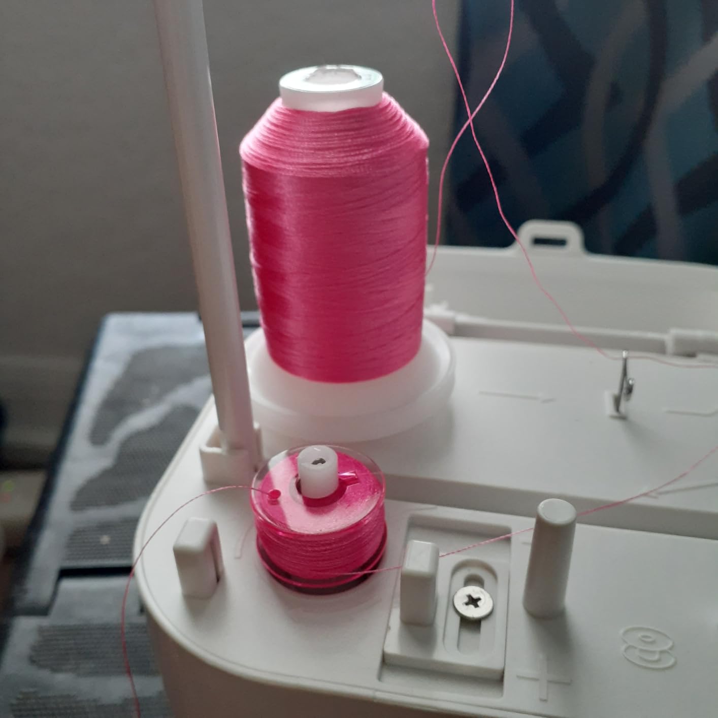 LRDCREEE Automatic Bobbin Winder Bobbin Winding Machine with Auto Stop Sensor, Large Spool Thread Holder and Extra 25 Pcs Class 15 Bobbins customer photo 1