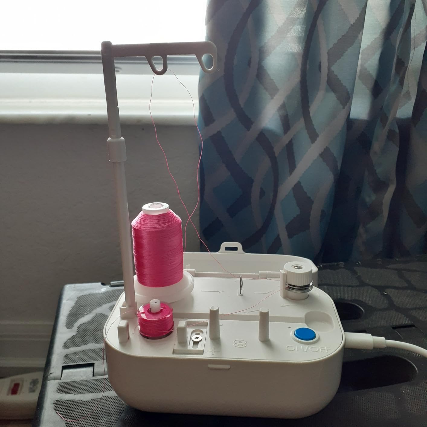 LRDCREEE Automatic Bobbin Winder Bobbin Winding Machine with Auto Stop Sensor, Large Spool Thread Holder and Extra 25 Pcs Class 15 Bobbins customer photo 2