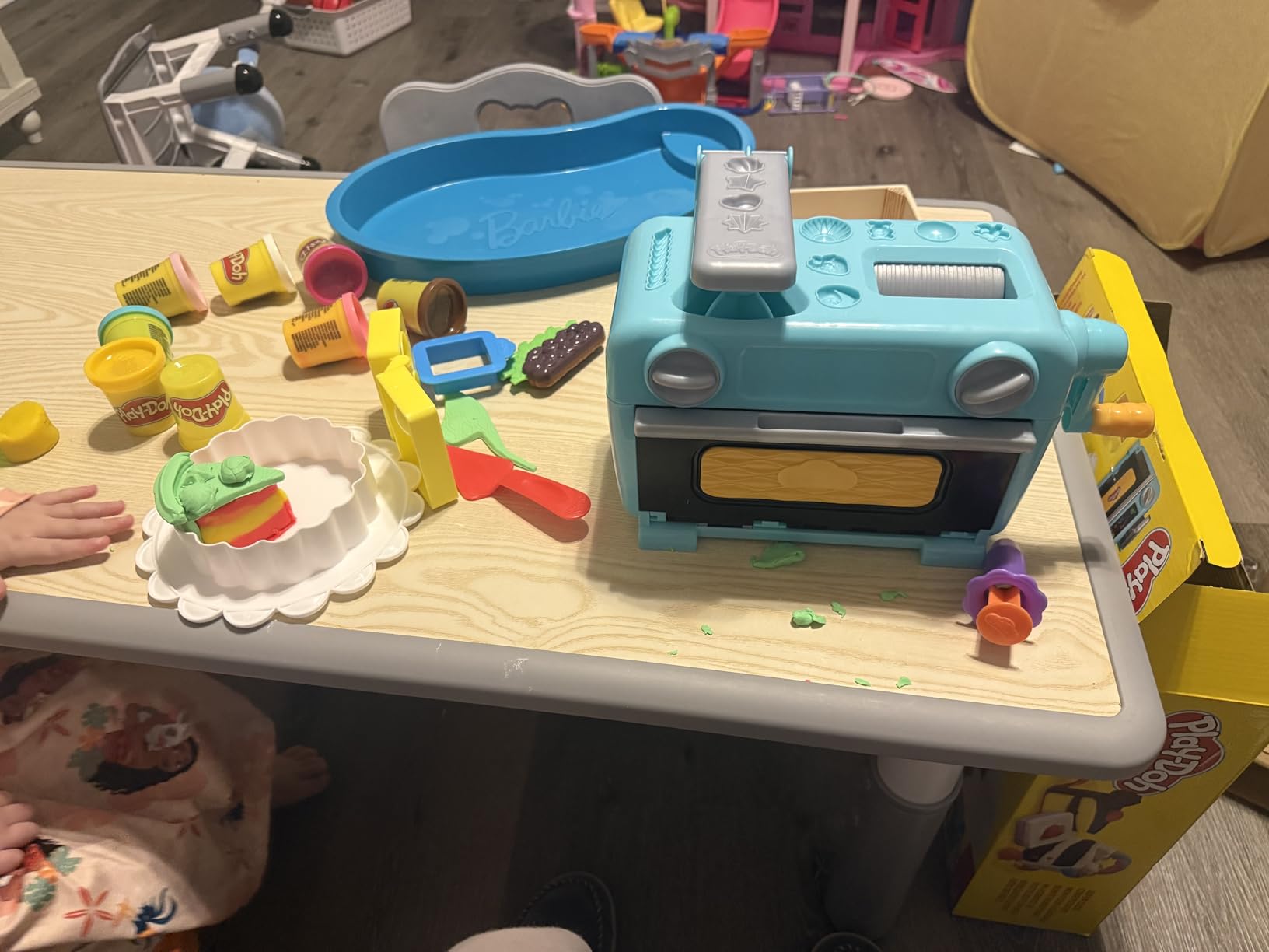 Play-Doh Super Slice Cake Playset, Toy Oven with Play Kitchen Accessories & 11 Modeling Compound Cans, Kids Arts & Crafts, Ages 3+ customer photo 1